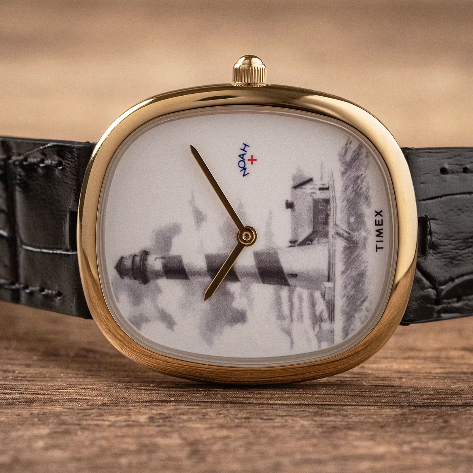 Timex x Noah Lighthouse Watch Black Gold 착용 스타일 - 3