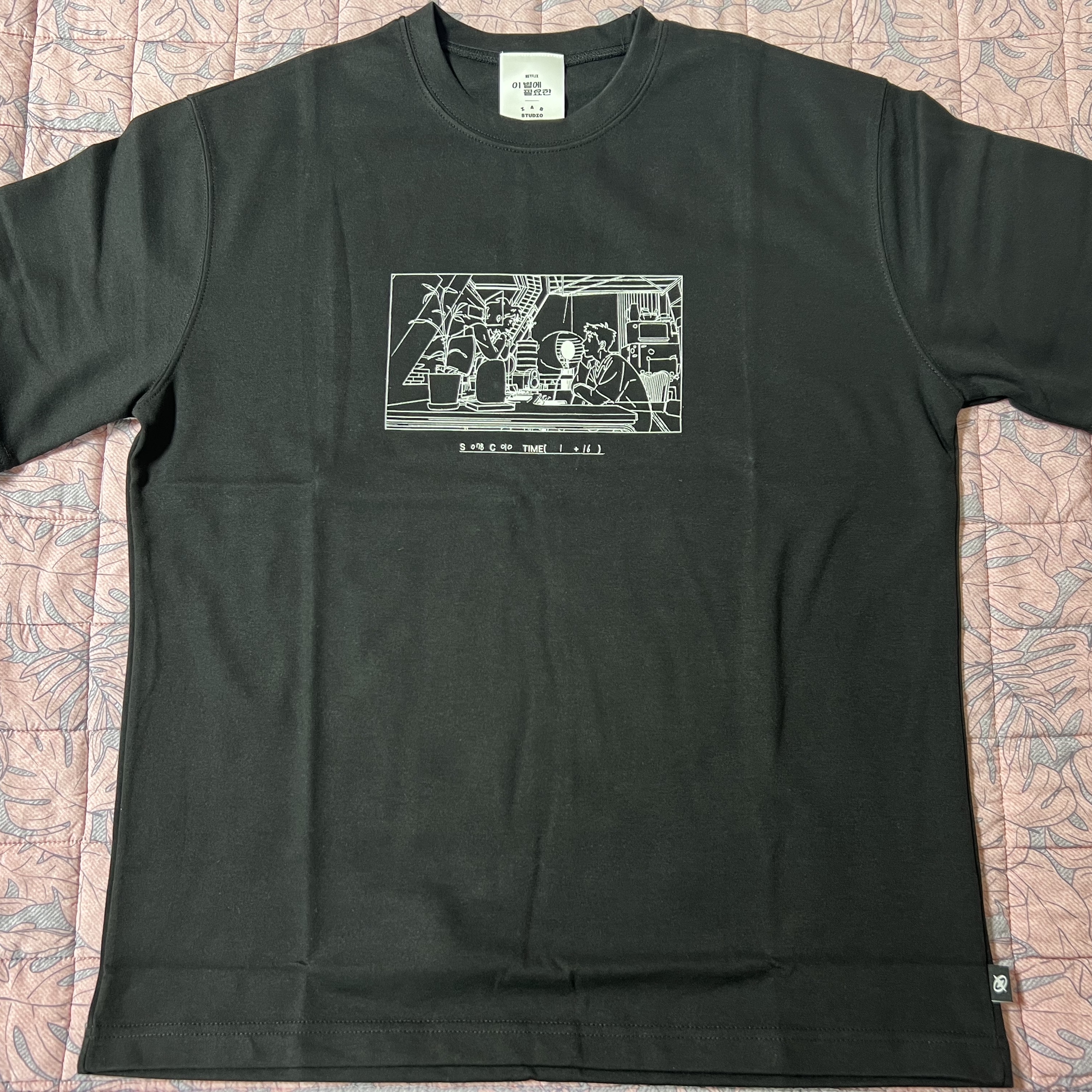IAB Studio x Lost in Starlight Storyboard T-Shirt Black White 착용 스타일 - 1