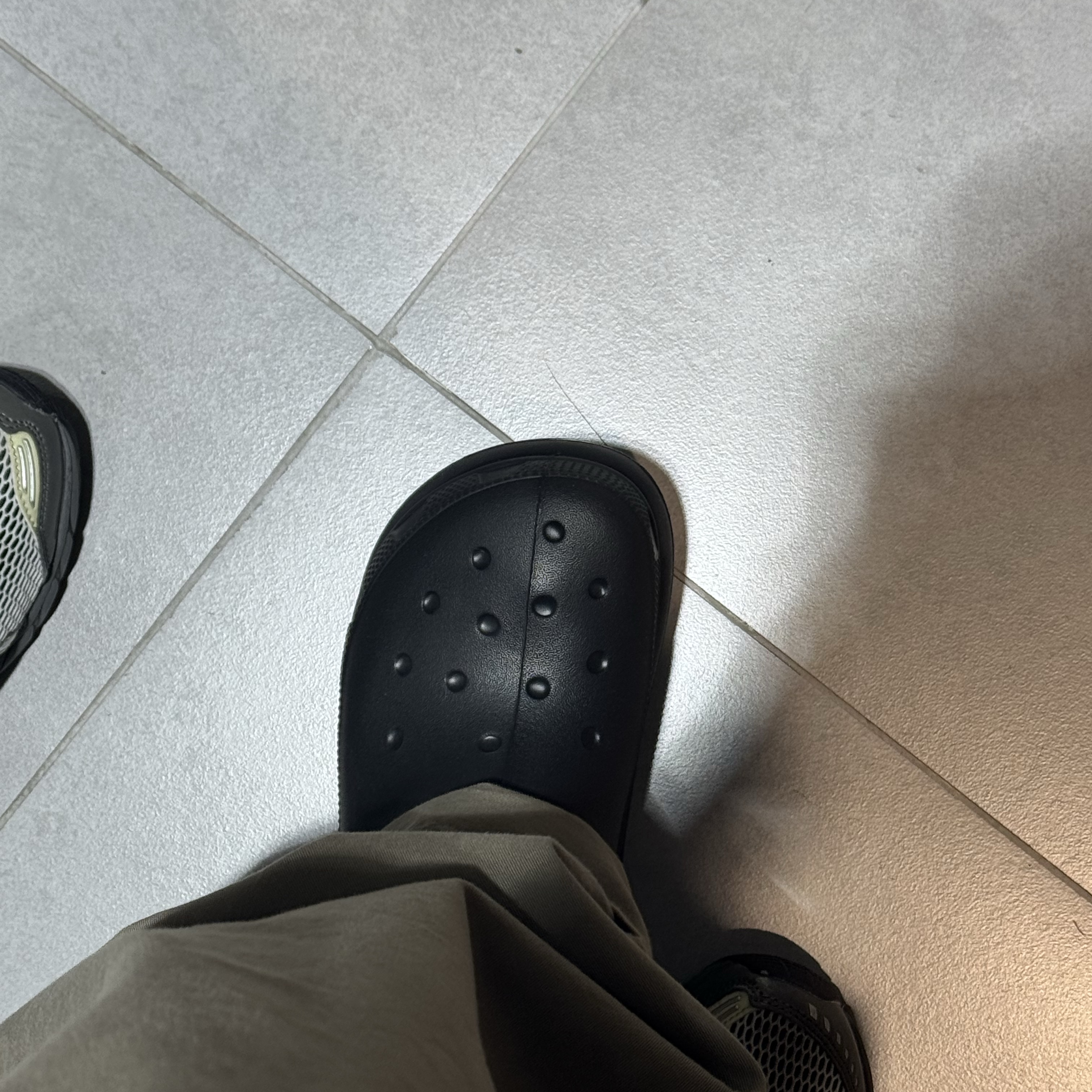 Crocs Classic Crush Boot Black 착용 스타일