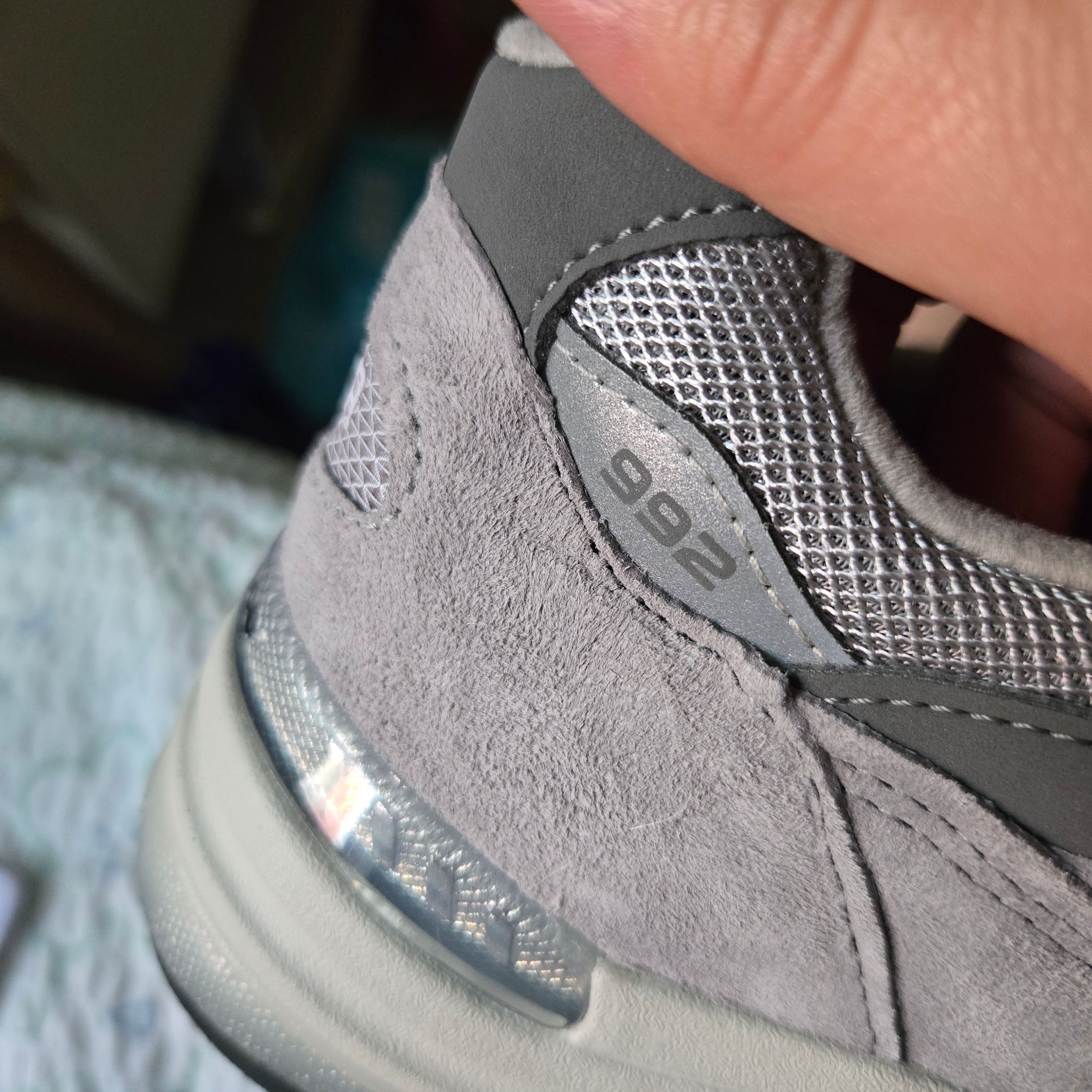 New Balance 992 Made in USA Core Grey Silver Metallic 착용 스타일 - 3