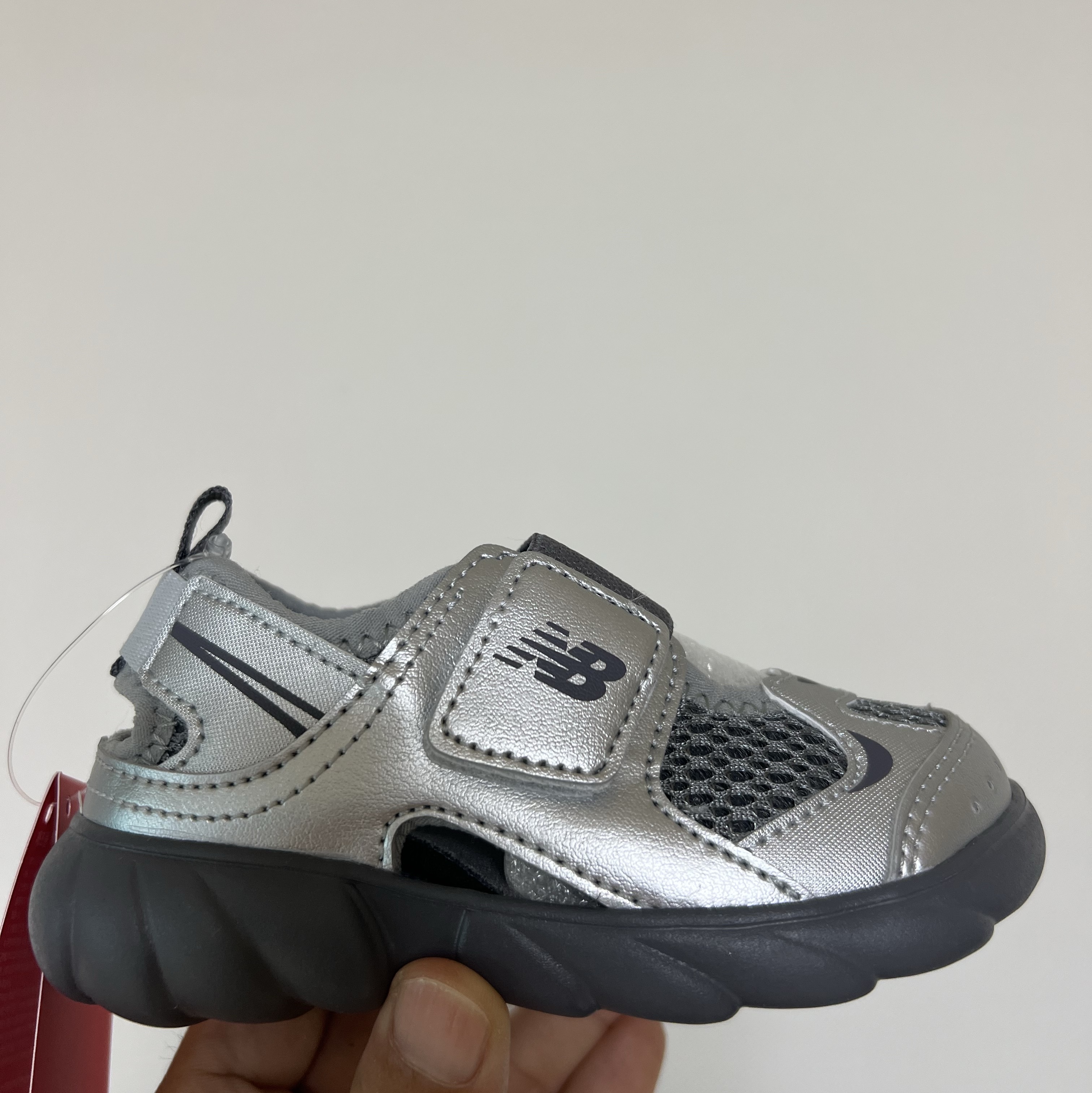 (TD) New Balance Freedle 920 Sandal Charcoal 착용 스타일 - 1