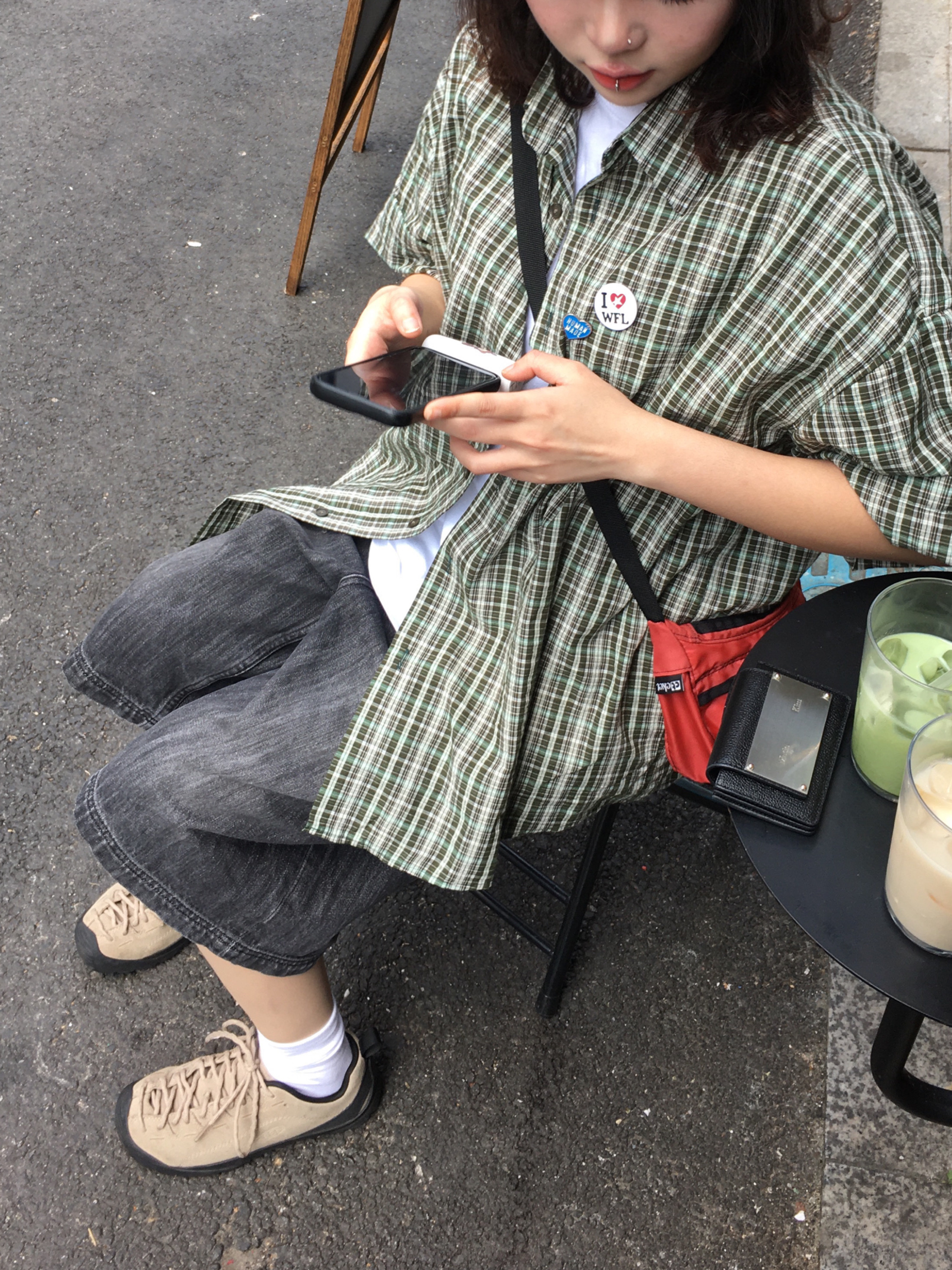 (W) Keen Jasper Suede Sneakers Silver Mink, (W) Mischief Denim Bermuda Pants Faded Black 착용 스타일 - 6
