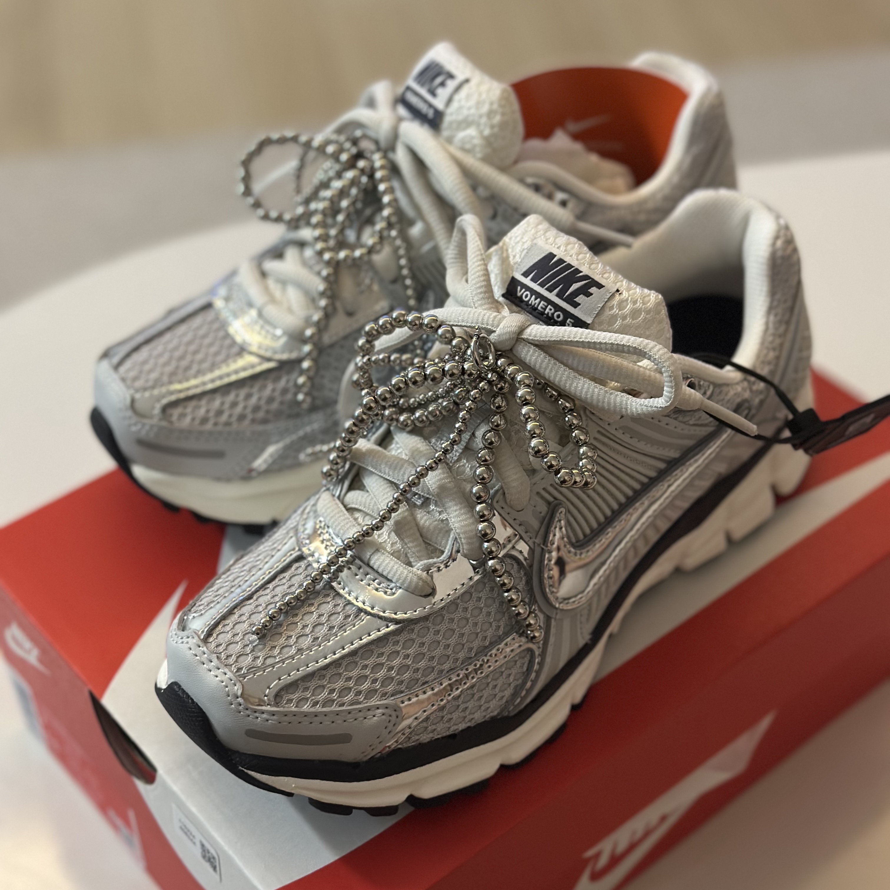 (W) Nike Zoom Vomero 5 Photon Dust and Metallic Silver 착용 스타일 - 1