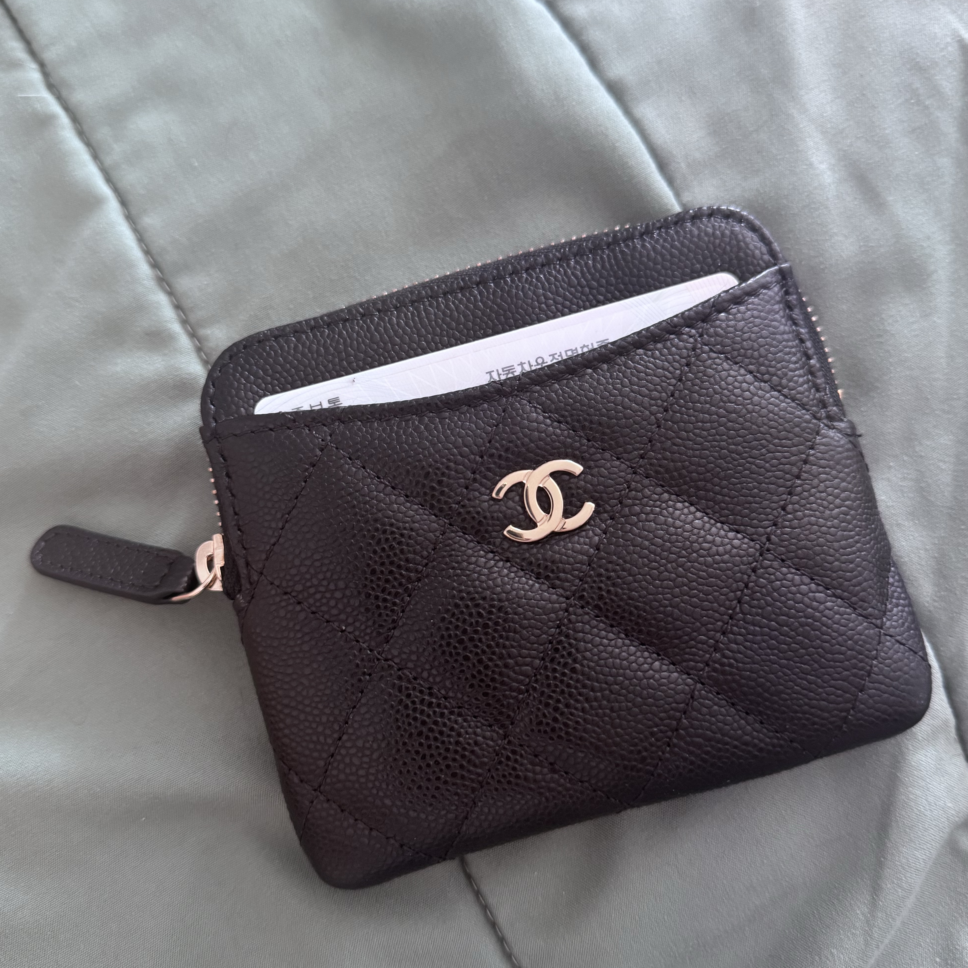 Chanel Classic Zipped Coin Card Holder Grained Shiny Calfskin & Gold Black 착용 스타일