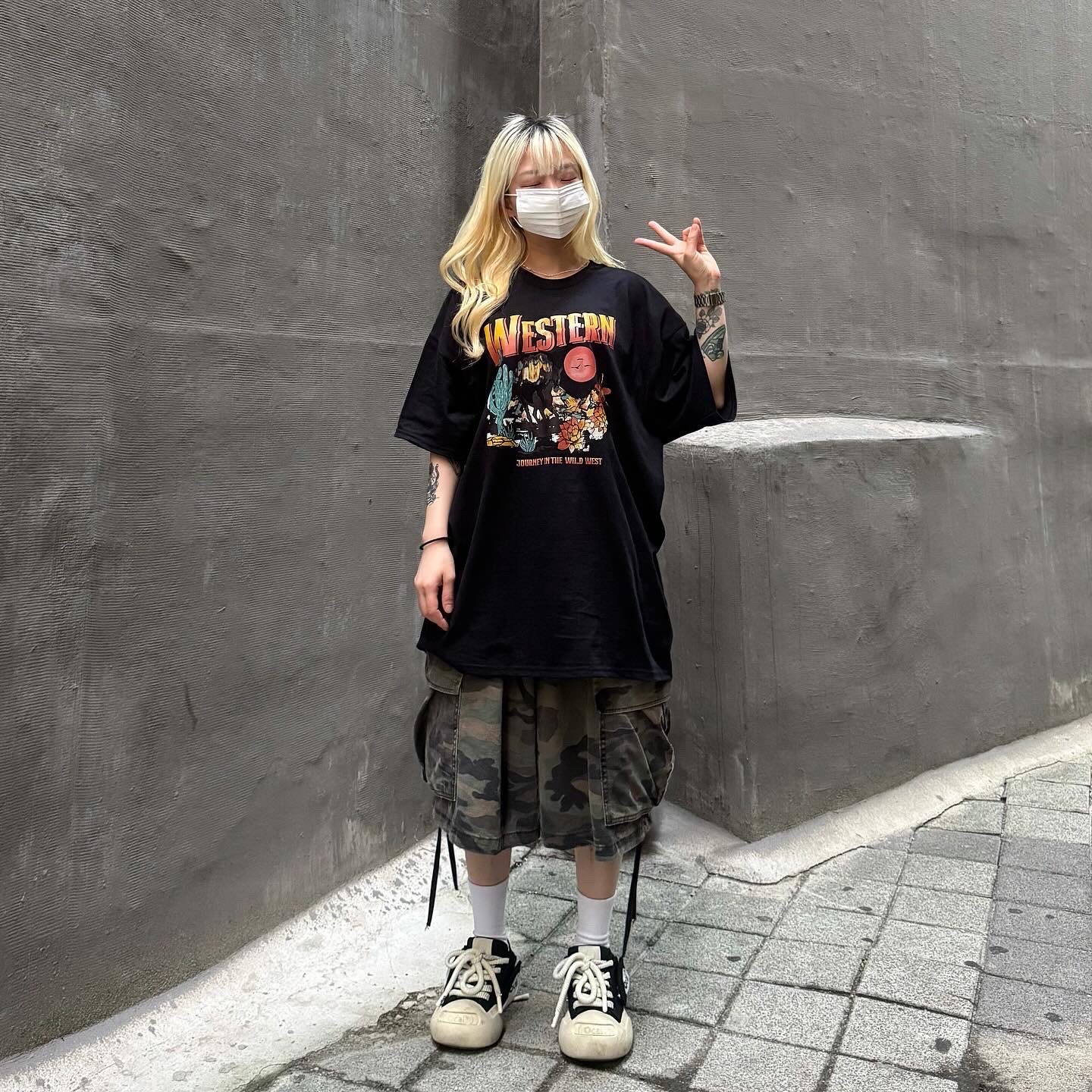 Gildan X American Collection Western T-Shirt Black 착용 스타일 - 8