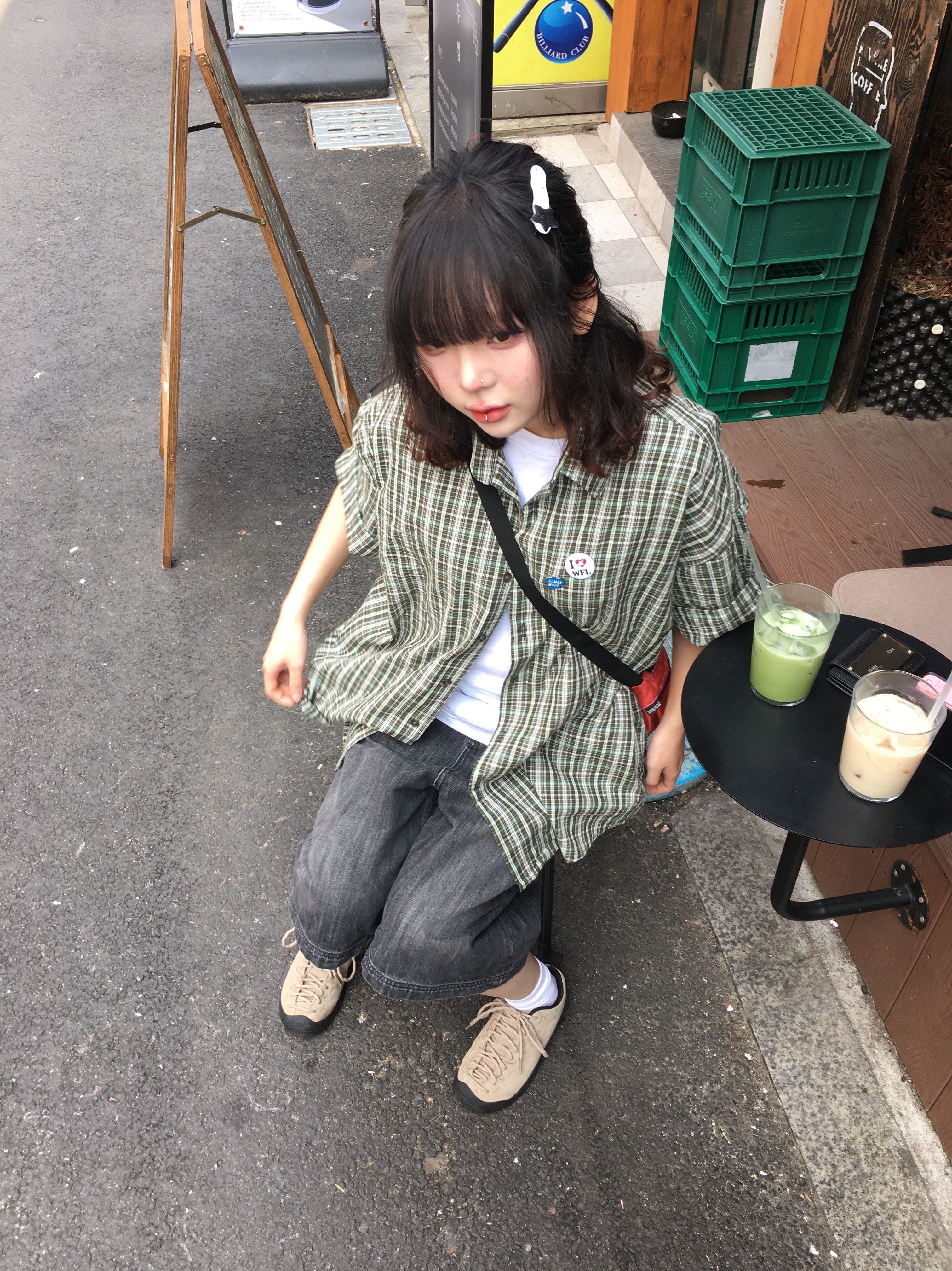 (W) Keen Jasper Suede Sneakers Silver Mink, (W) Mischief Denim Bermuda Pants Faded Black 착용 스타일 - 3