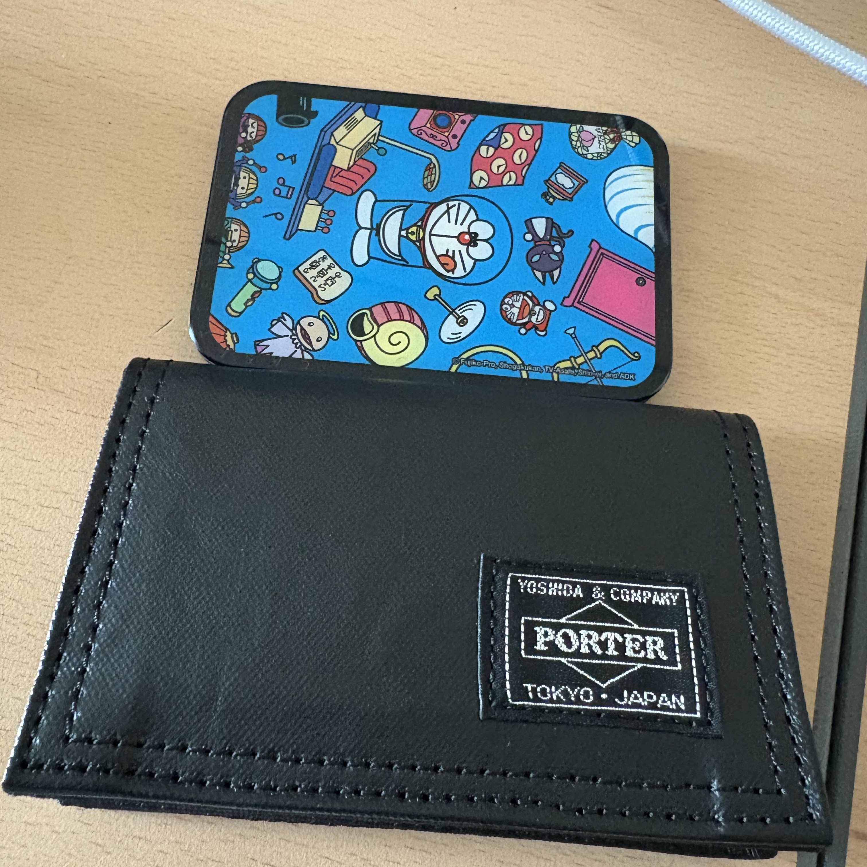 Porter Freestyle Pass Case Black 착용 스타일