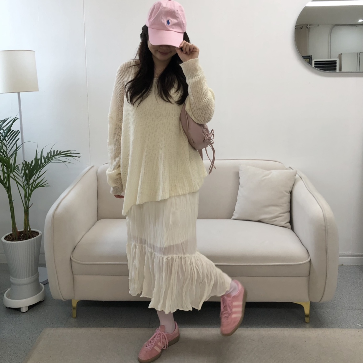 Adidas Bermuda Glow Pink, Matin Kim Half Shirring Ribbon Round Bag Pink 착용 스타일 - 2