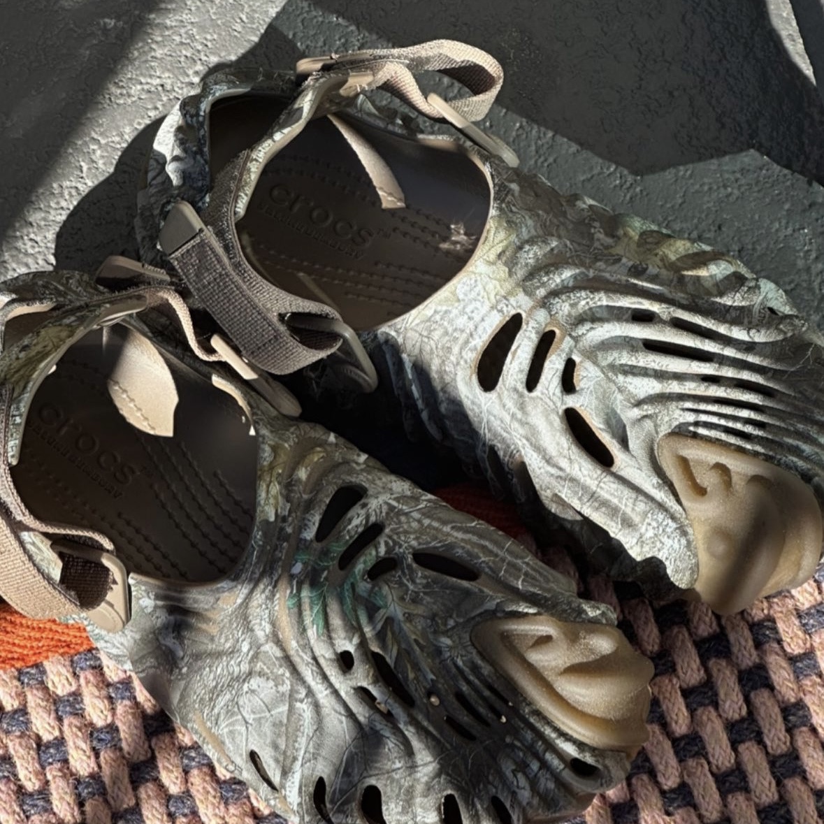 Crocs x Salehe Bembury Real Tree Camo 착용 스타일
