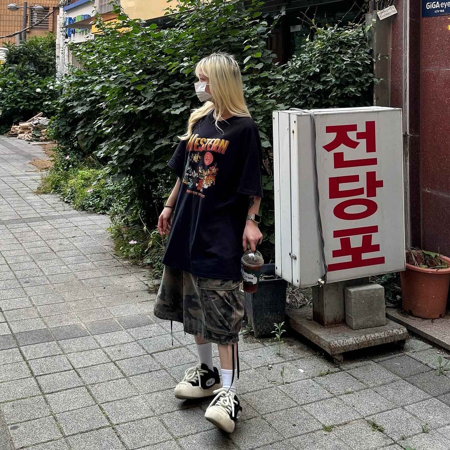 Gildan X American Collection Western T-Shirt Black 착용 스타일 - 5
