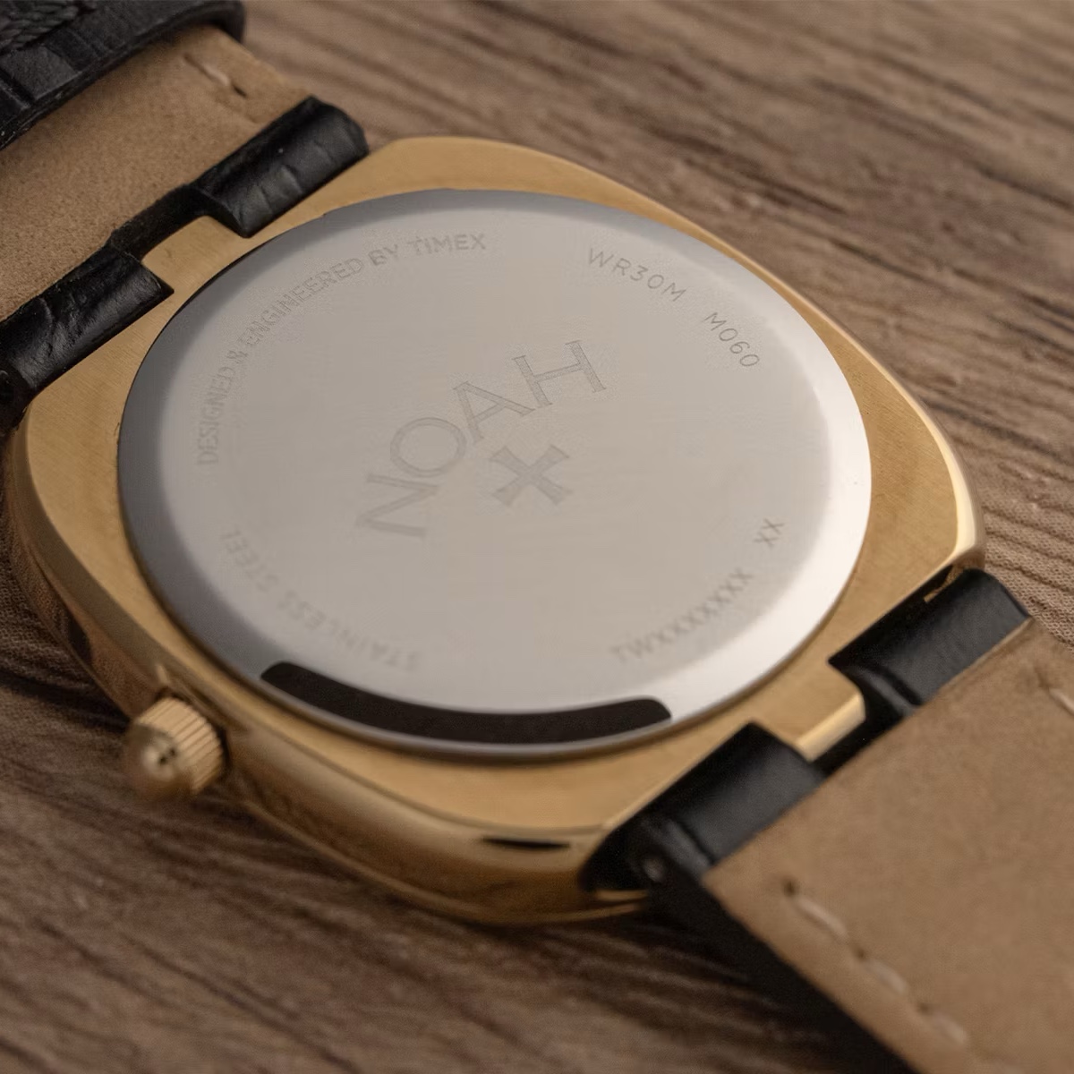 Timex x Noah Lighthouse Watch Black Gold 착용 스타일 - 4