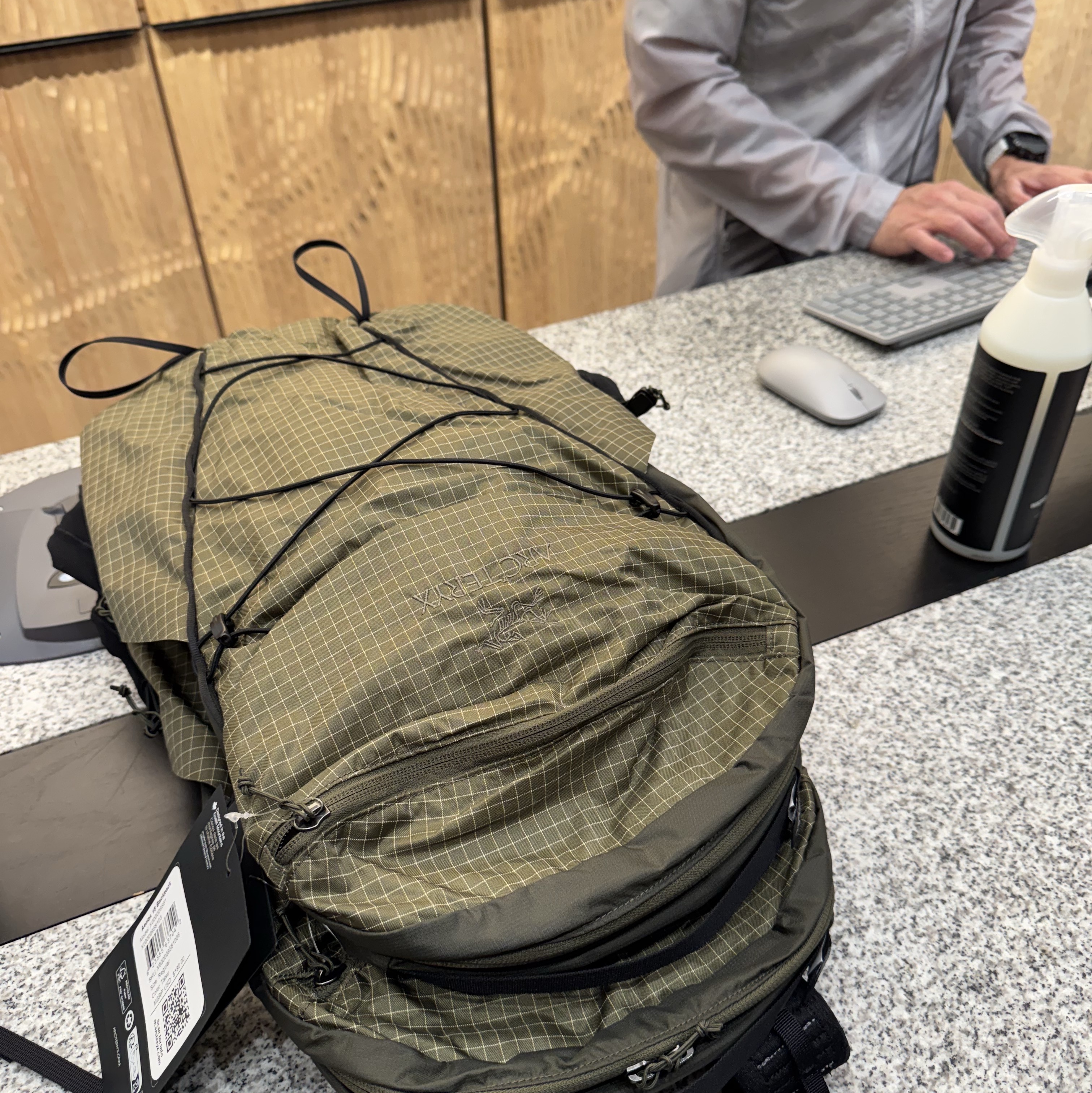 Arc'teryx Aerios 18 Backpack Tatsu 착용 스타일