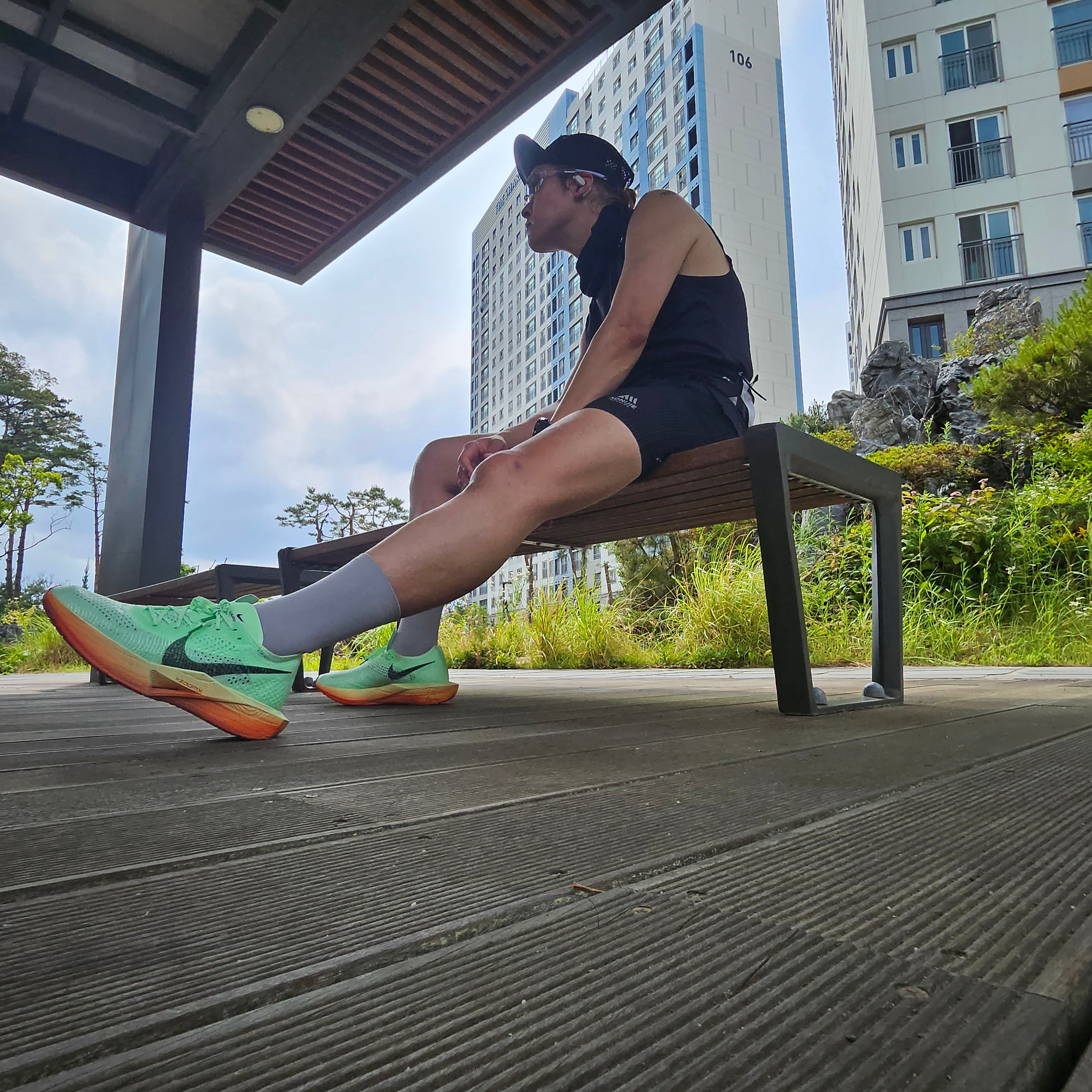 Nike ZoomX Vaporfly Next% 3 Vapor Green Dragon Red 착용 스타일 - 1