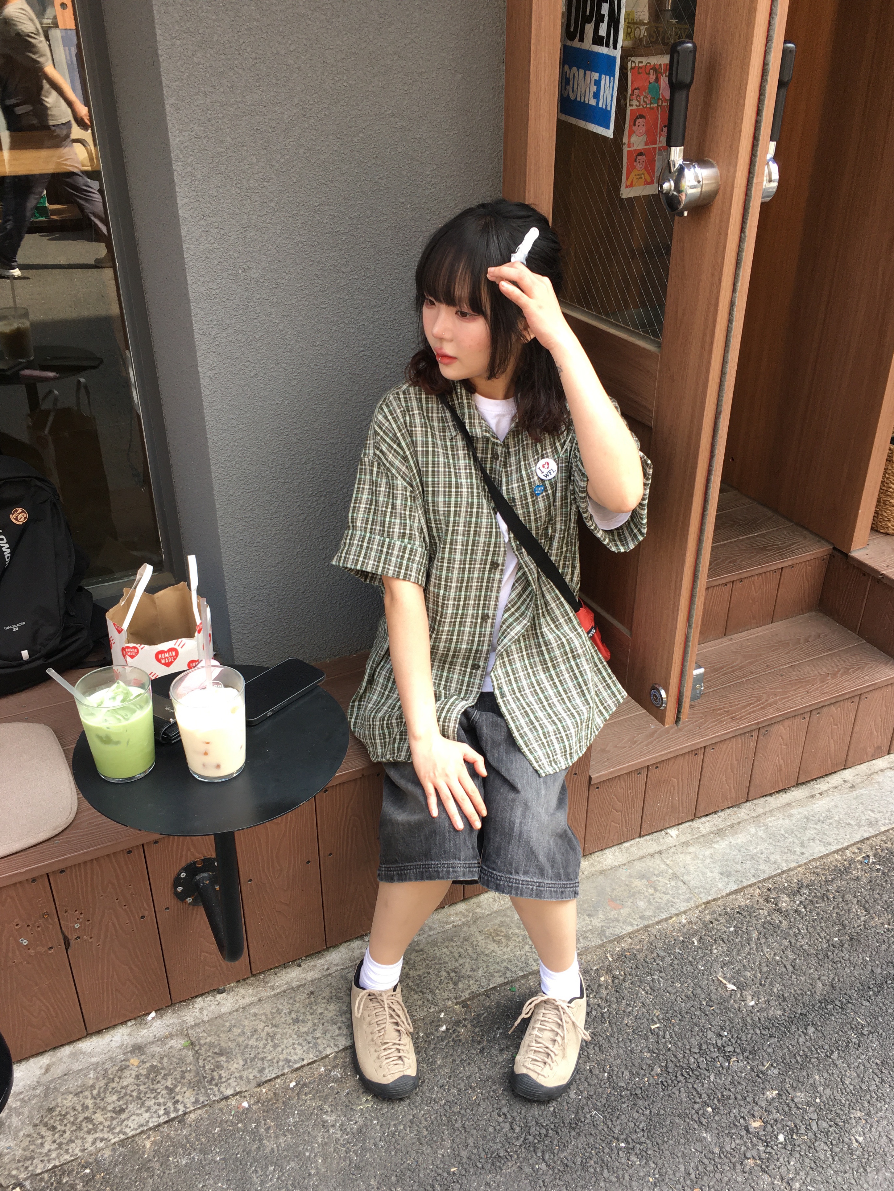 (W) Keen Jasper Suede Sneakers Silver Mink, (W) Mischief Denim Bermuda Pants Faded Black 착용 스타일 - 4