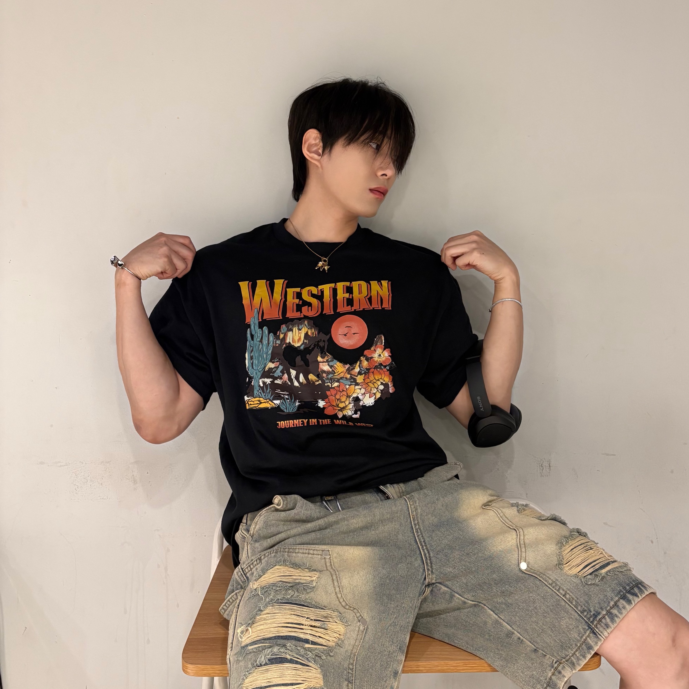 Gildan X American Collection Western T-Shirt Black 착용 스타일 - 1