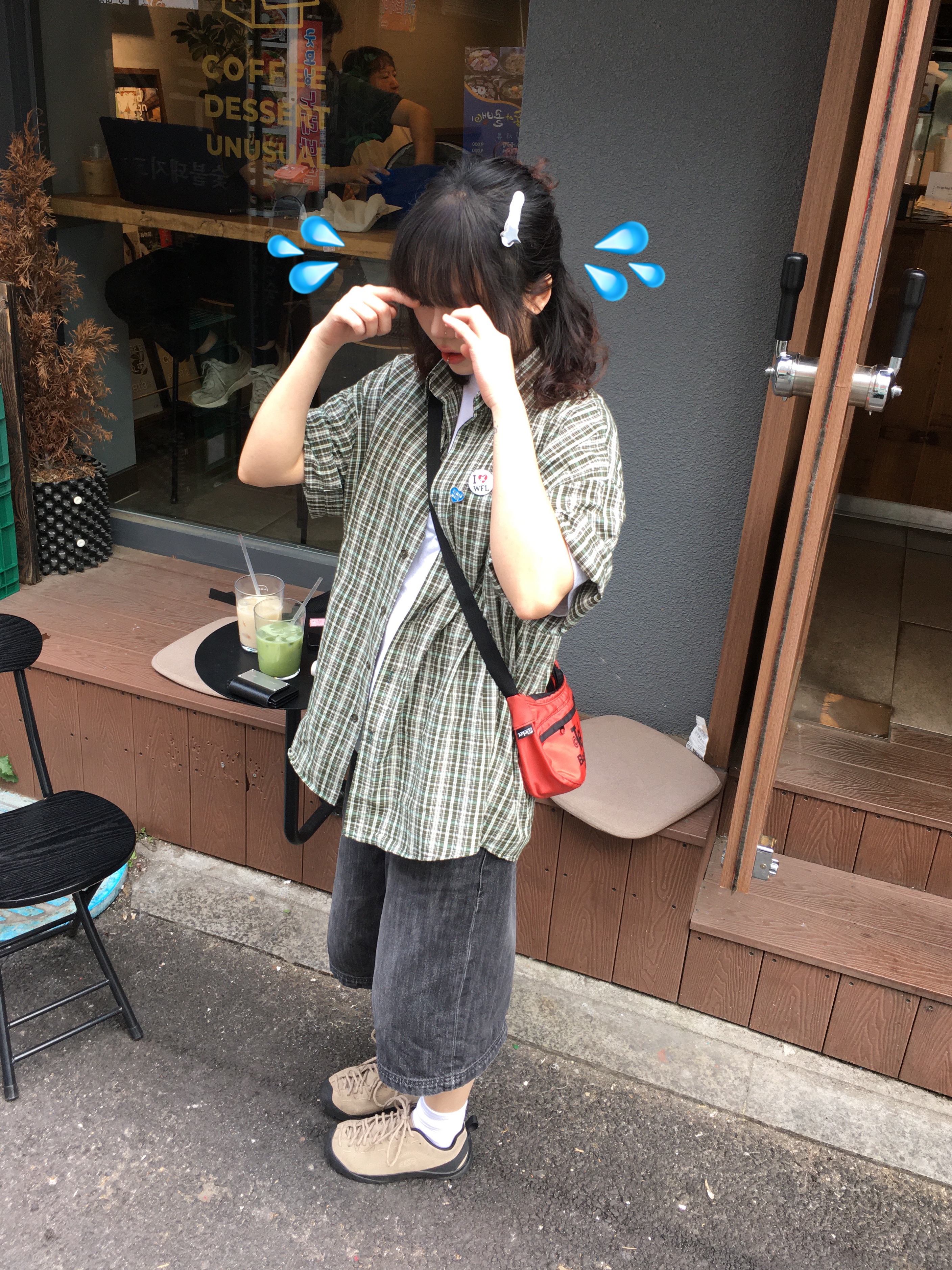 (W) Keen Jasper Suede Sneakers Silver Mink, (W) Mischief Denim Bermuda Pants Faded Black 착용 스타일 - 2