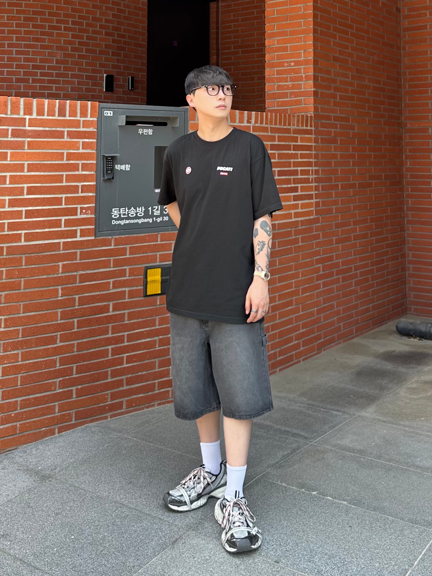 Balenciaga 3XL Sneakers Grey White Red 착용 스타일 - 1