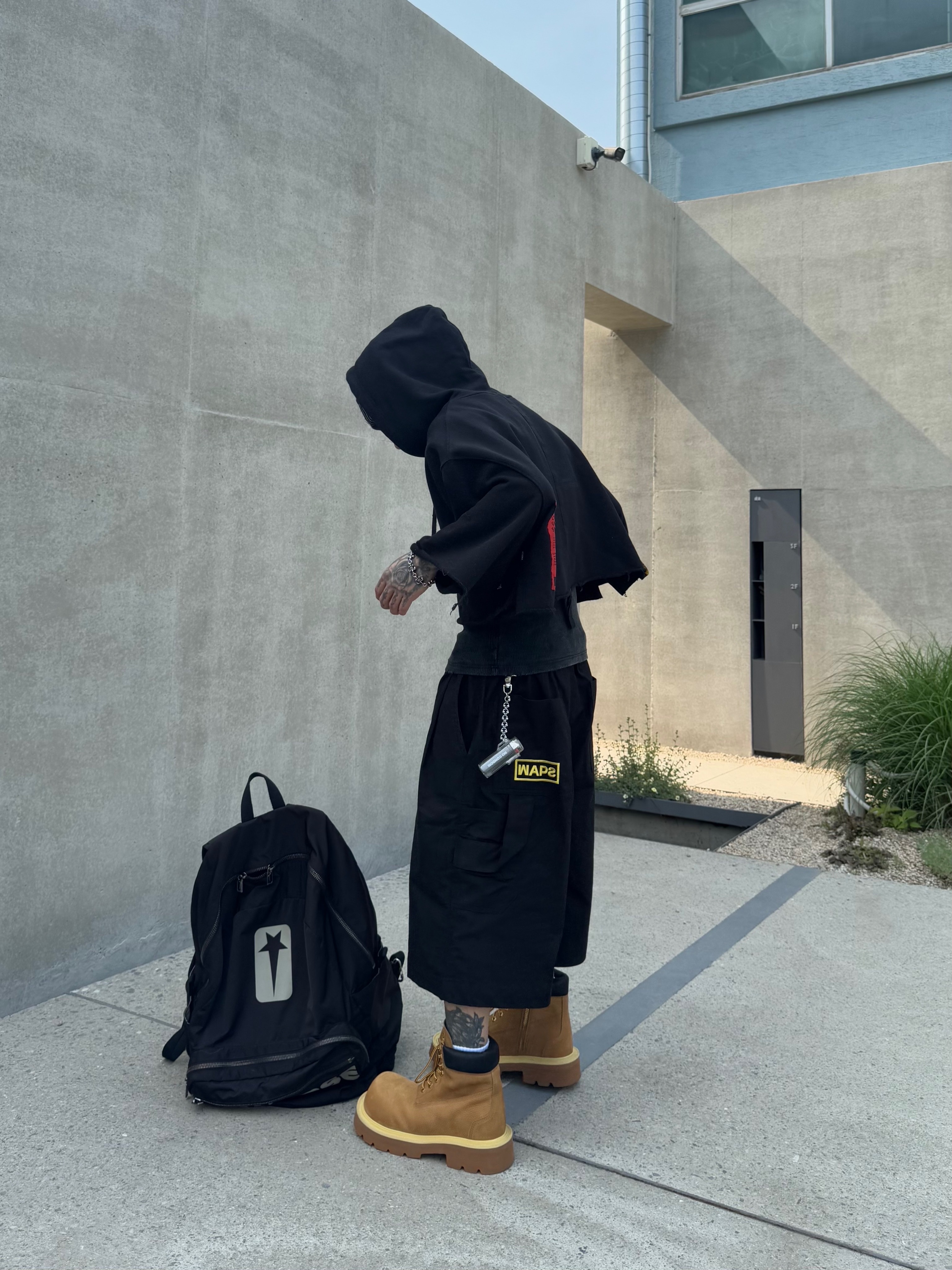 Converse x Drkshdw Oversized Backpack Black 착용 스타일 - 2
