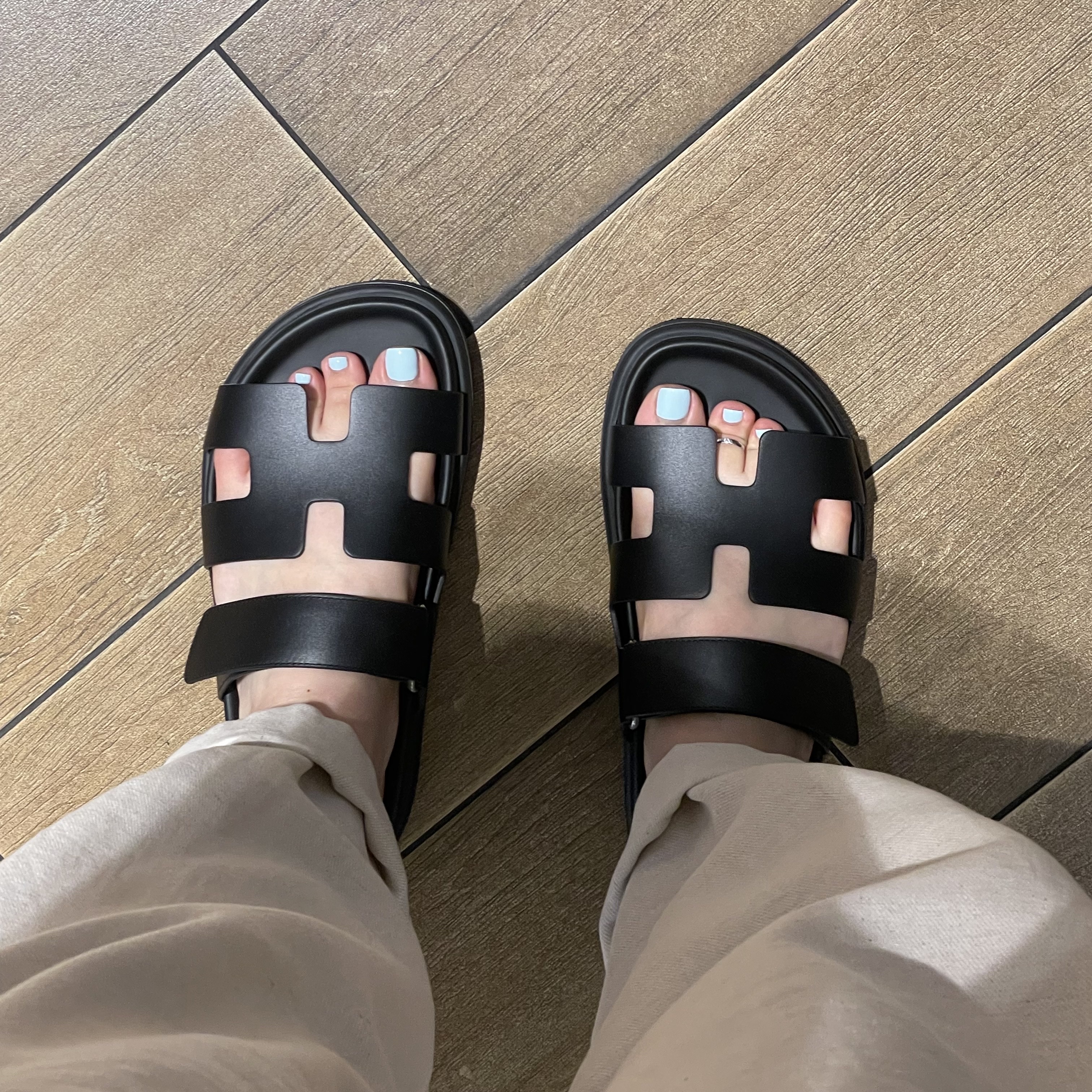 (W) Hermes Chypre Sandal Calfskin & Noir 착용 스타일 - 4
