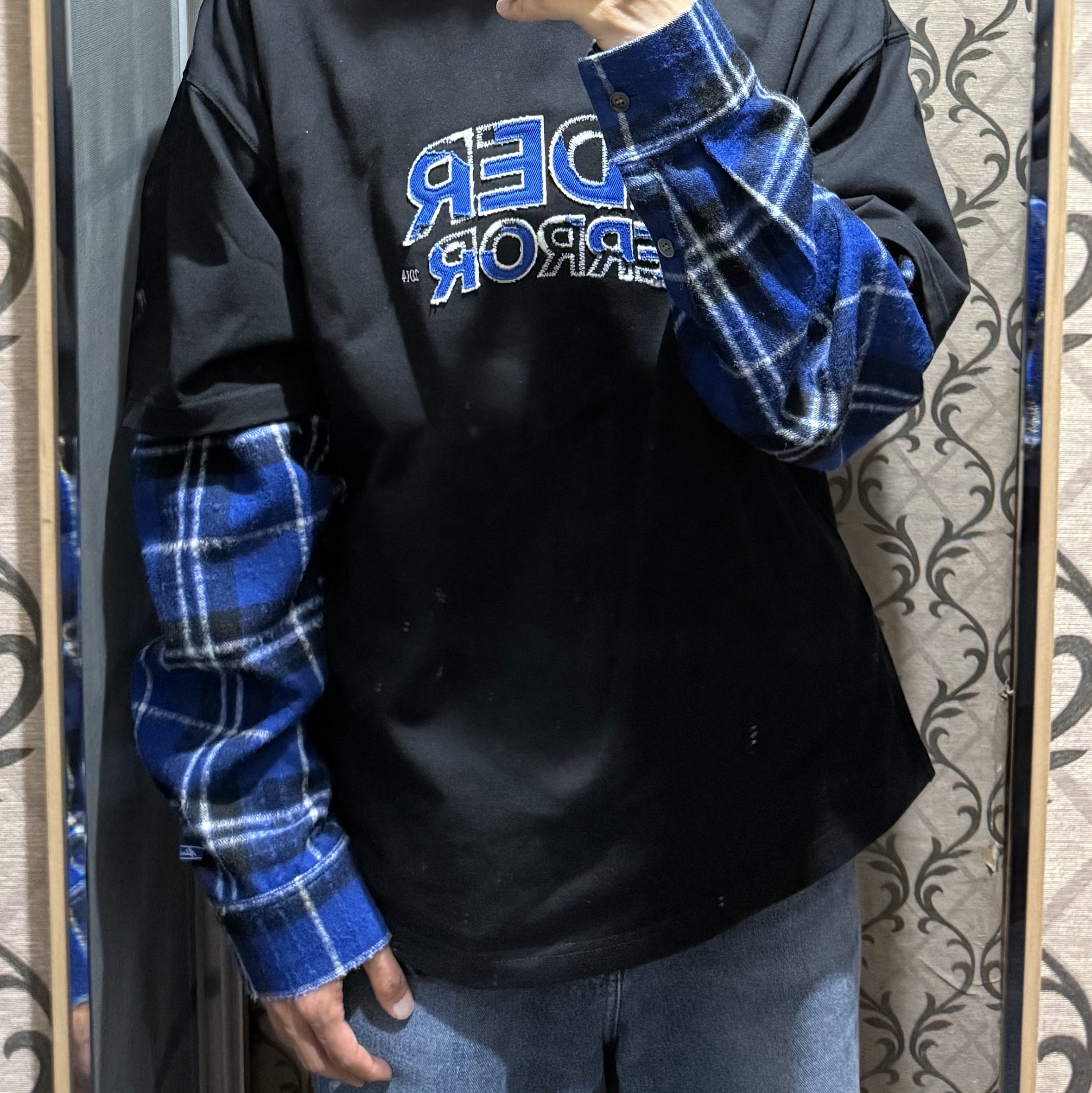 Ader Error Edca Logo T-Shirt Noir, Ader Error Roa Shirt Z-Blue 착용 스타일 - 1