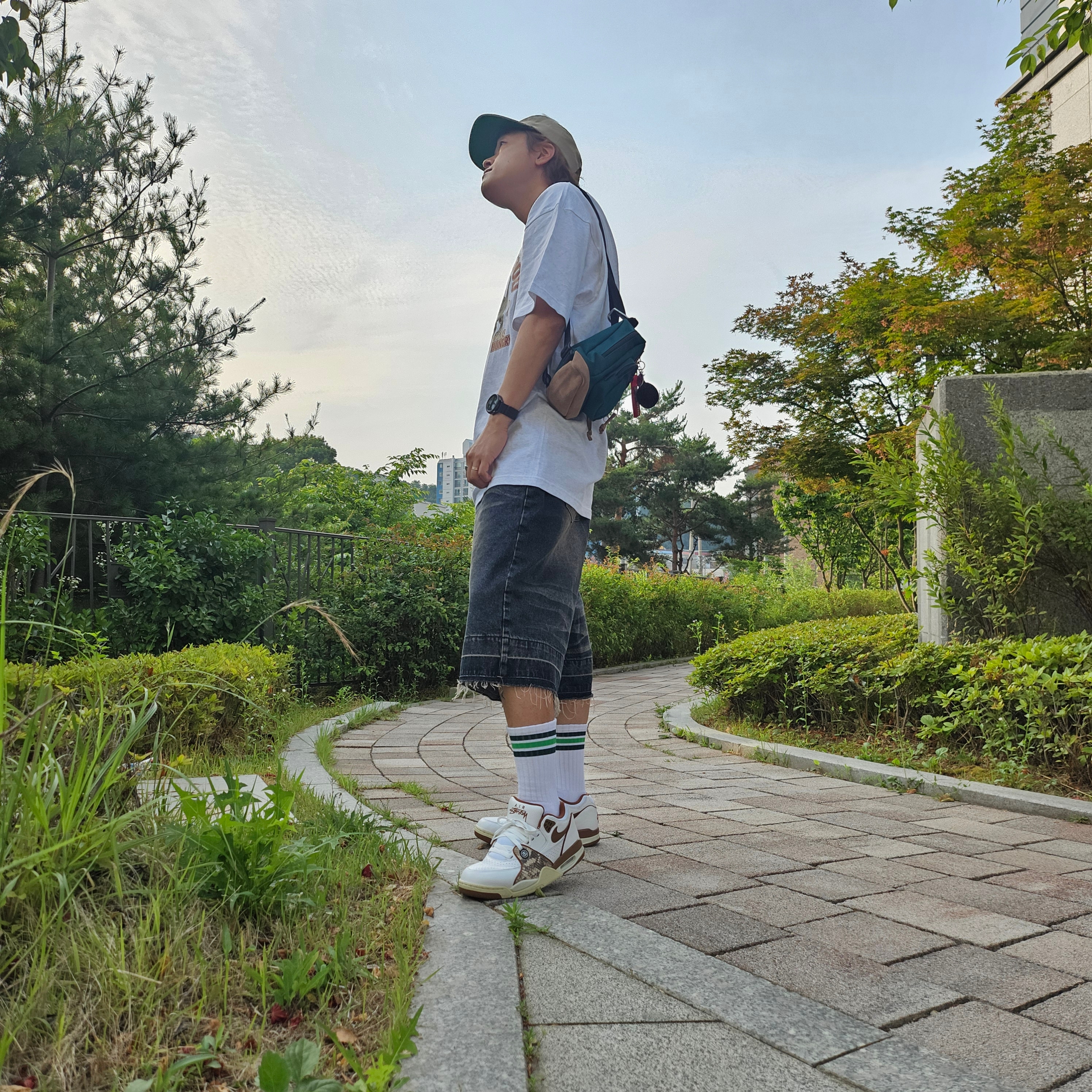 Stussy Basic Strapback Cap Khaki, Nike x Stussy Air Flight 89 Low White and Pecan 착용 스타일 - 4