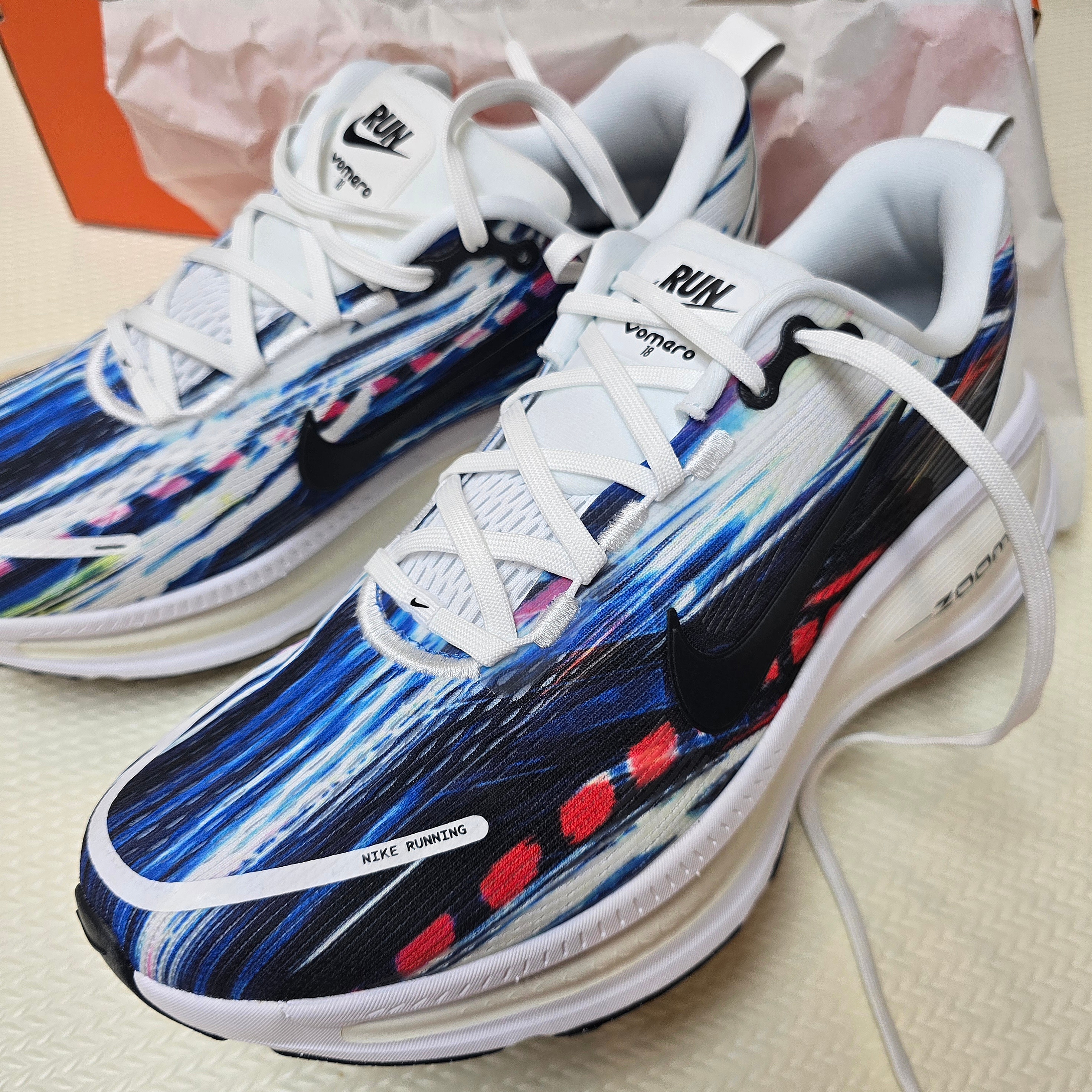 Nike Vomero 18 SE Multicolor White 착용 스타일