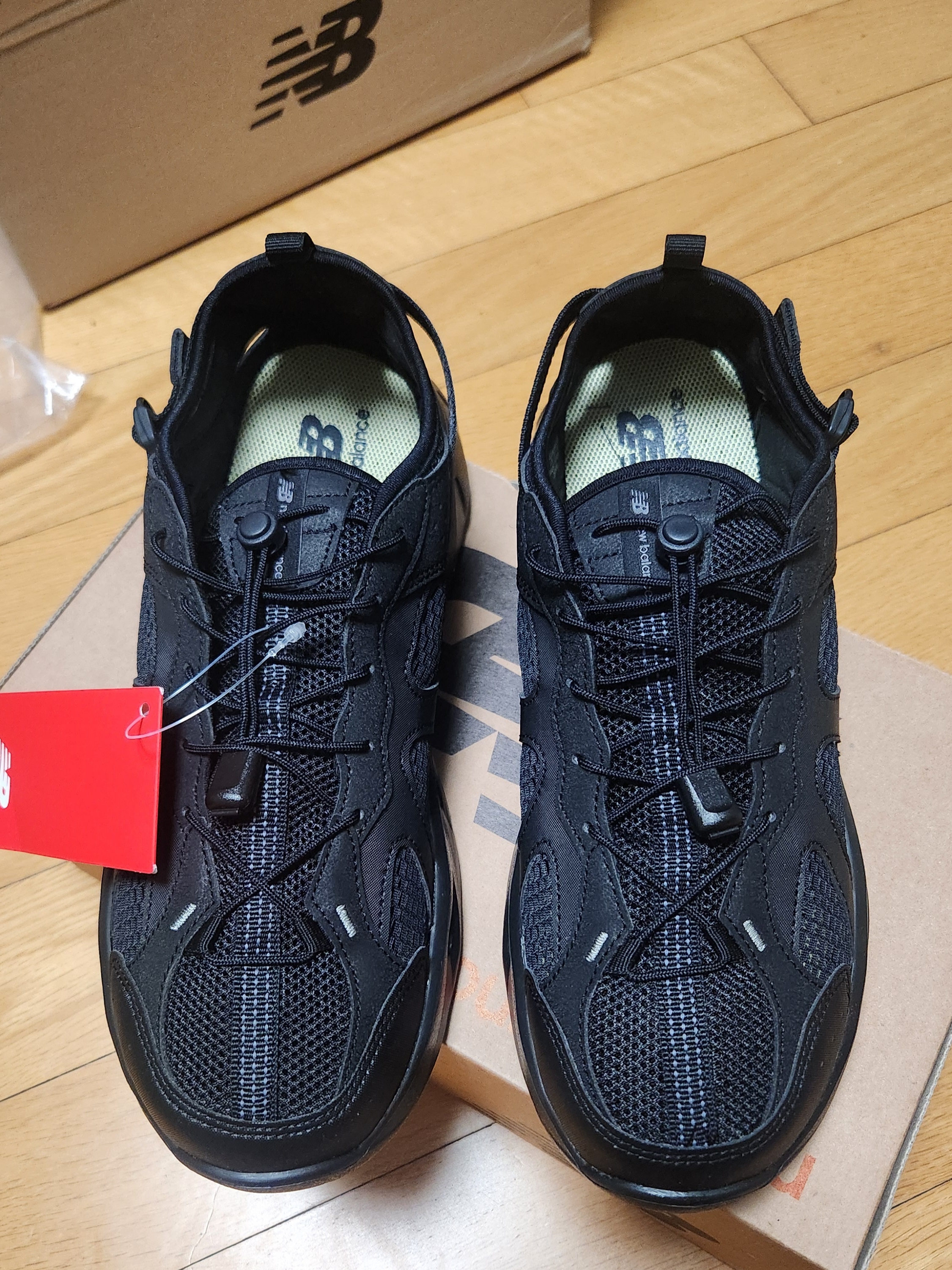 New Balance Kave Sandal Black 착용 스타일