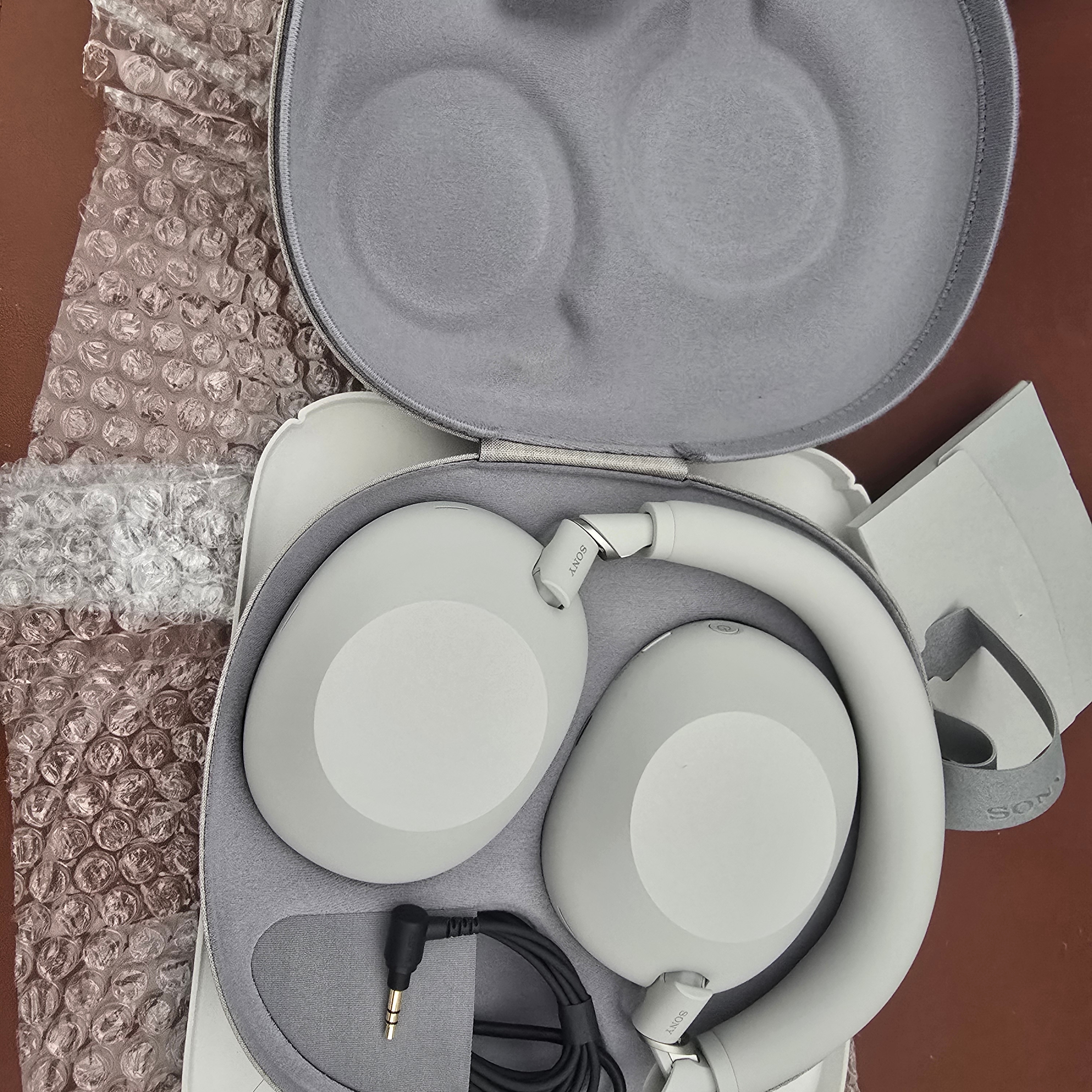 Sony WH-1000XM6 Silver (Sony Korea Ver.) 착용 스타일