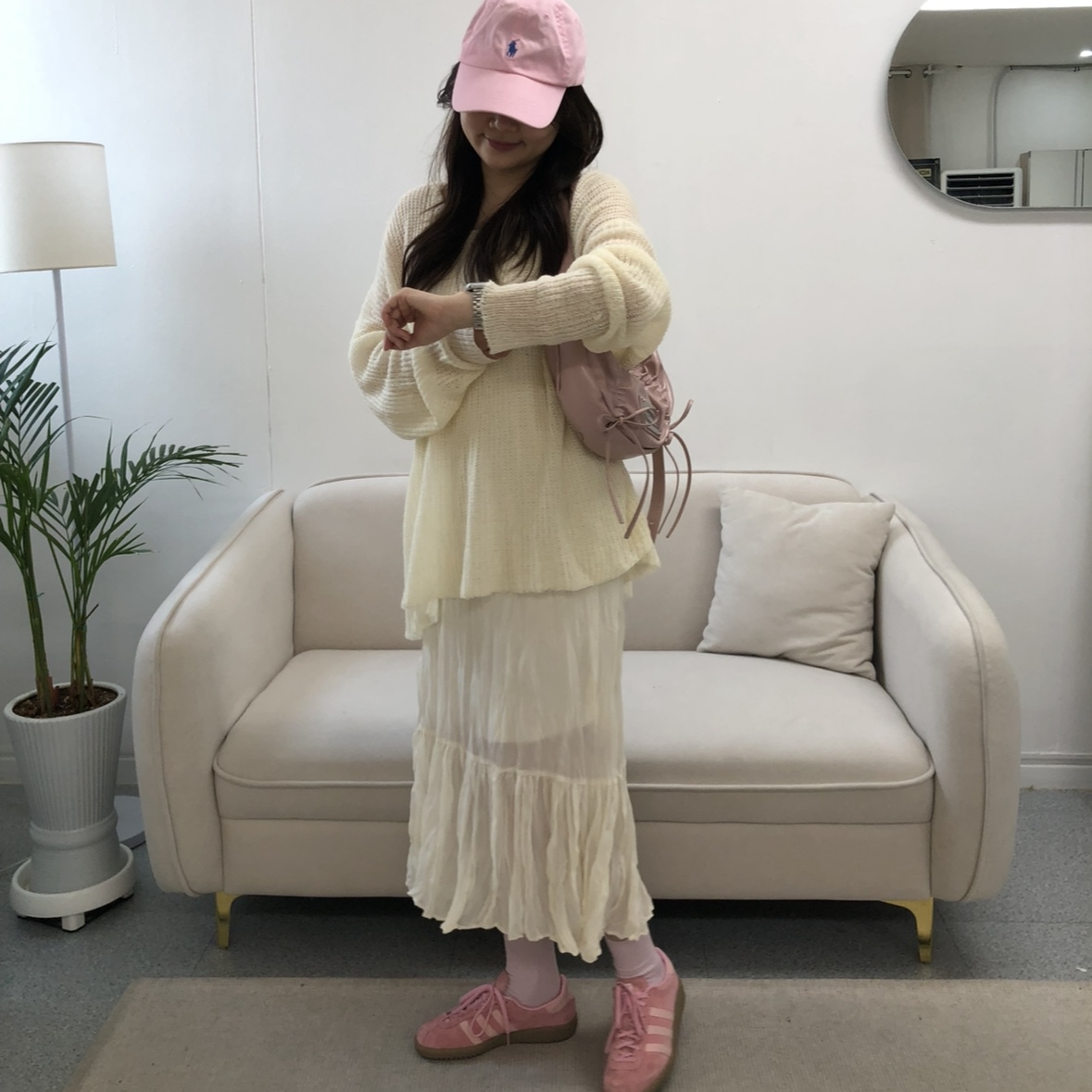 Adidas Bermuda Glow Pink, Matin Kim Half Shirring Ribbon Round Bag Pink 착용 스타일 - 3