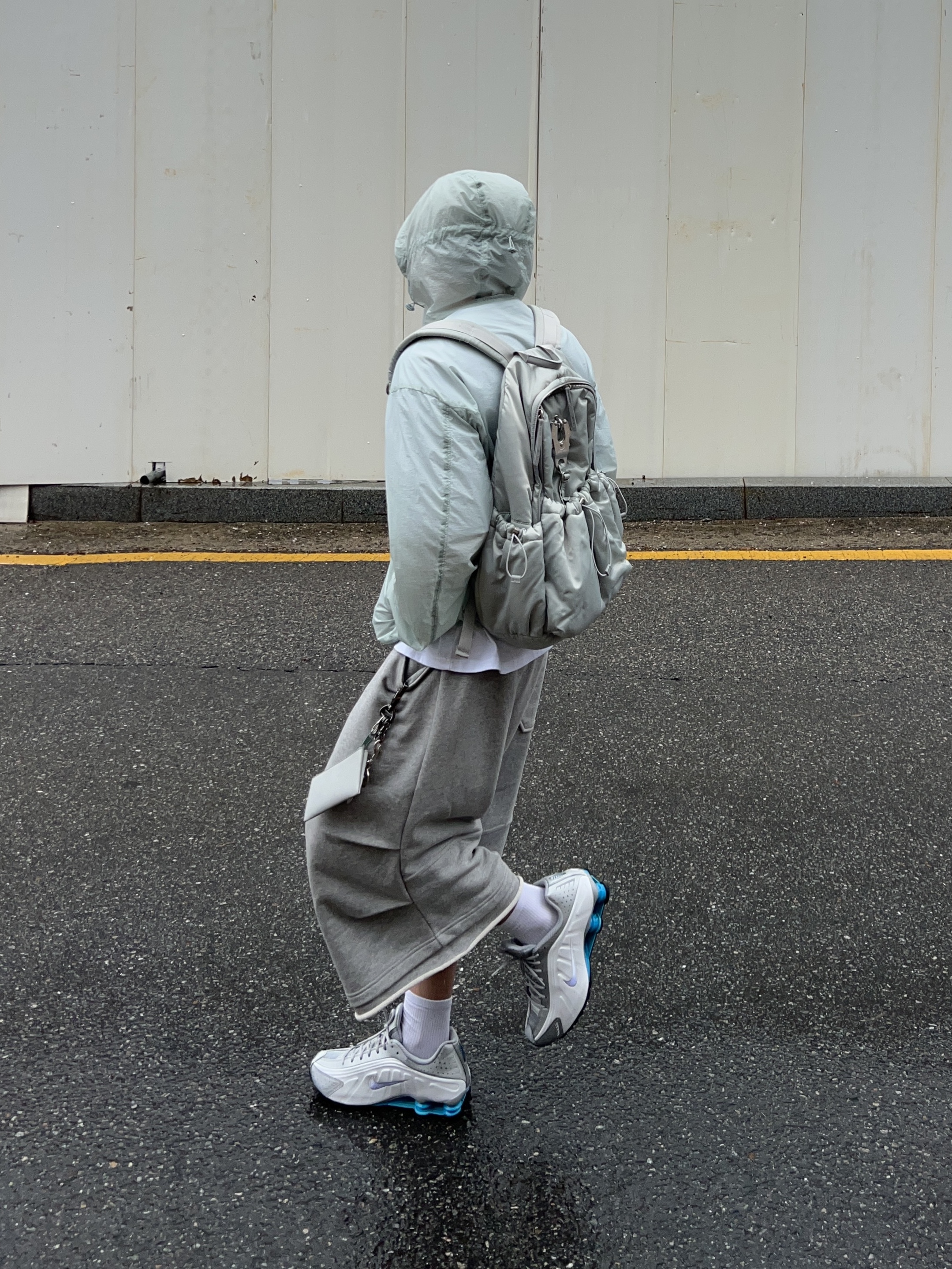 Nike Shox R4 White Racer Blue 착용 스타일