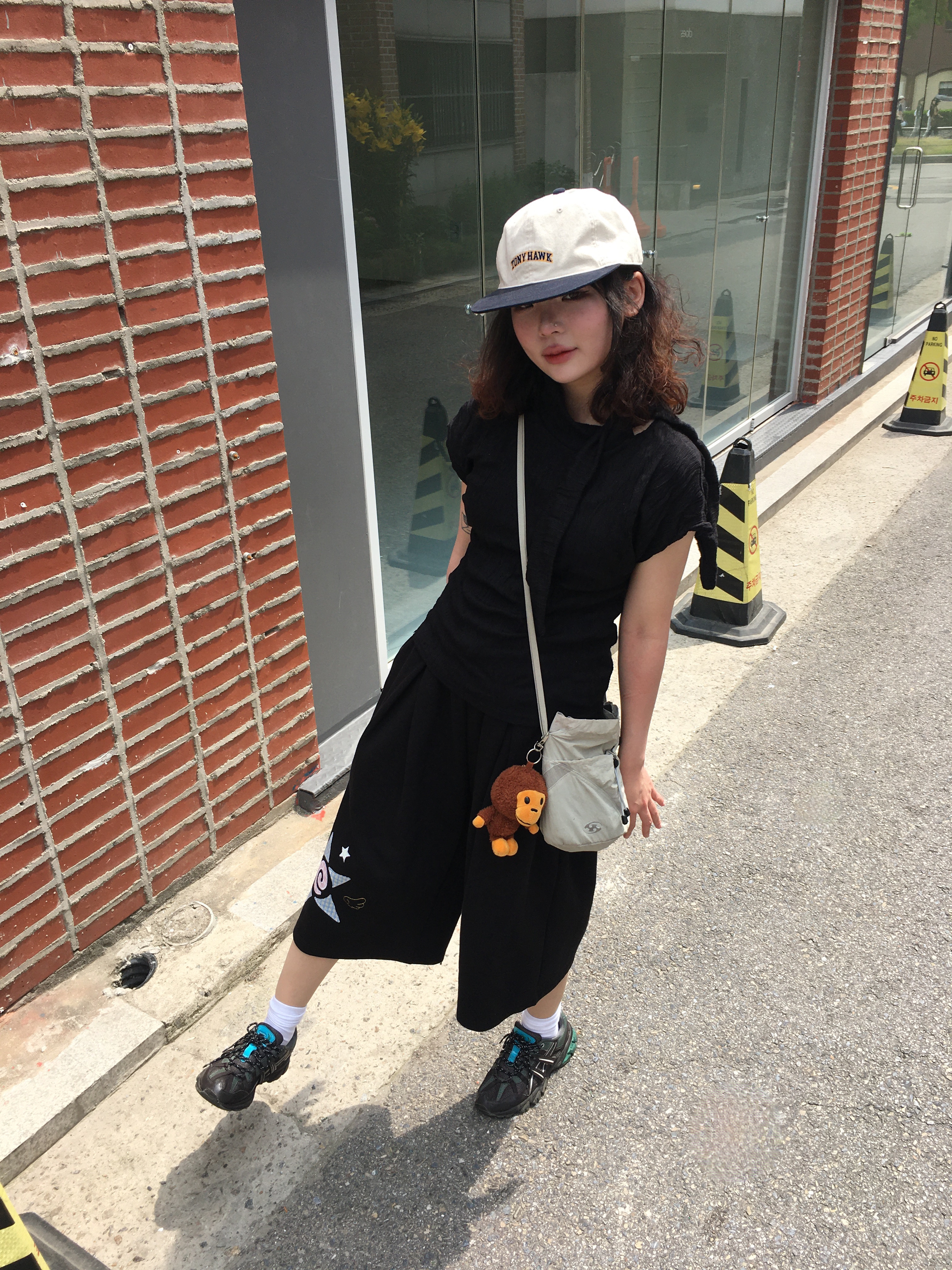 (W) Asics x Matin Kim Gel-Sonoma 15-50 Black Pure Silver, Sansan Gear Cross Bag Warm Grey - 24SS 착용 스타일 - 1