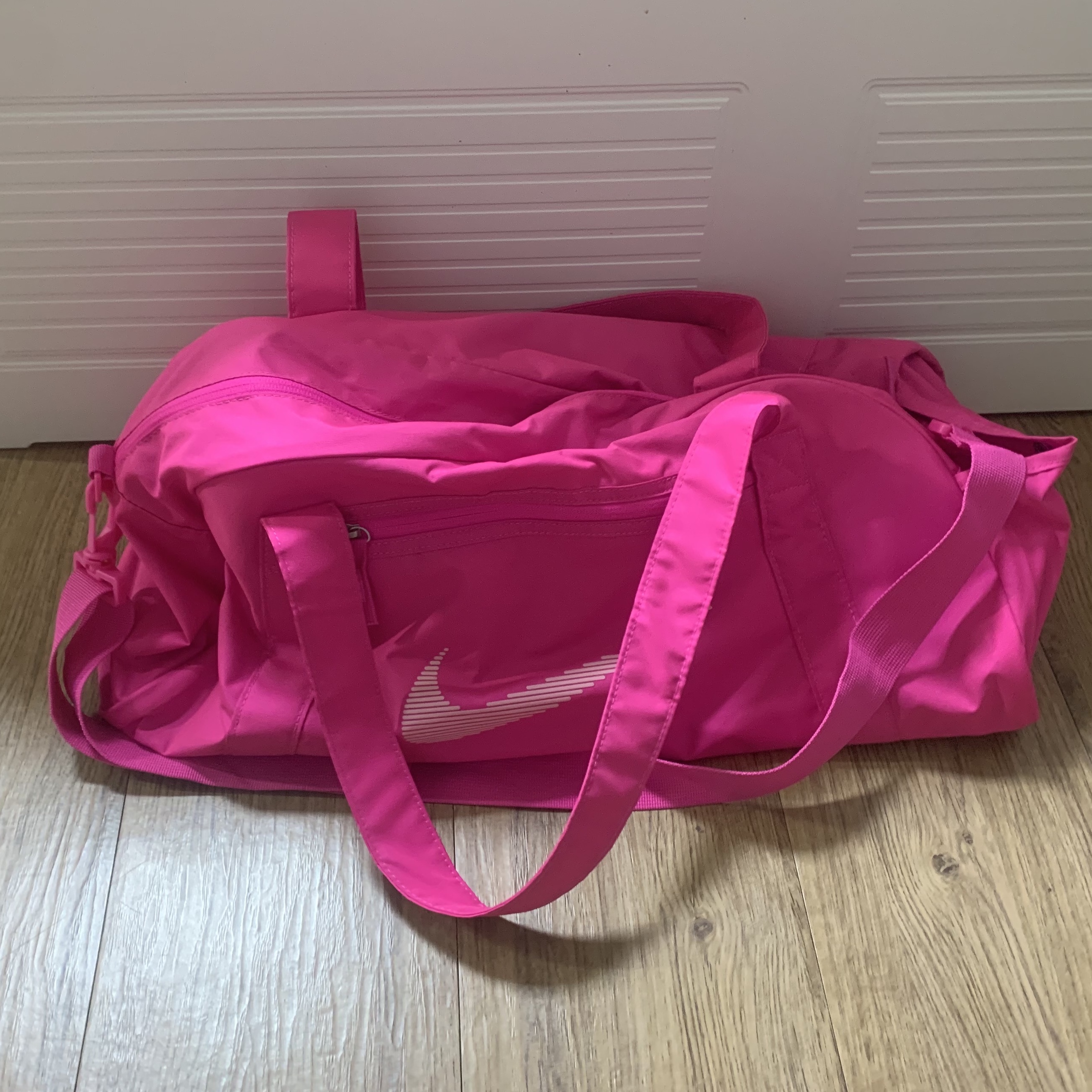Nike Gym Club Duffle Bag 24L Laser Fuchsia 착용 스타일