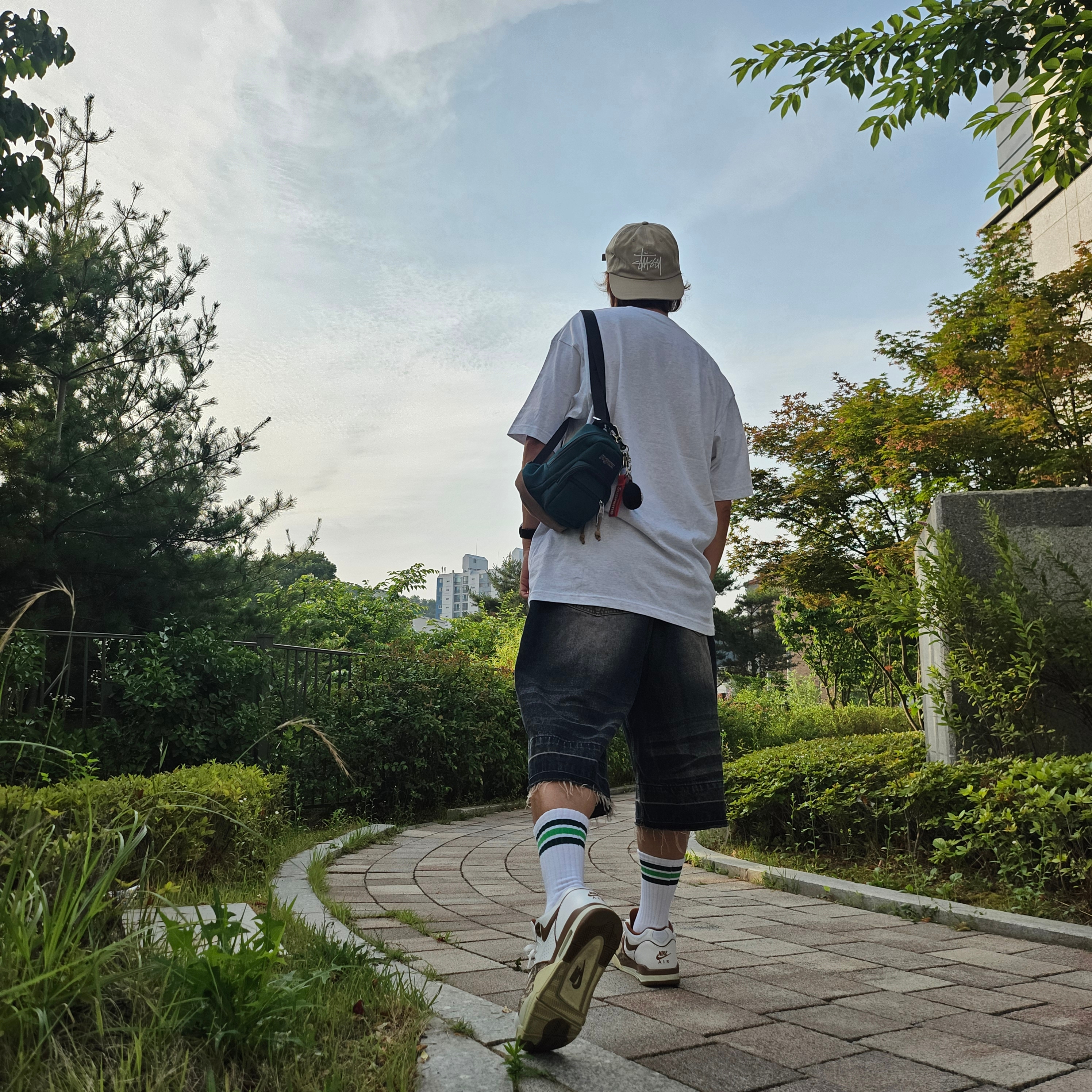 Stussy Basic Strapback Cap Khaki, Nike x Stussy Air Flight 89 Low White and Pecan 착용 스타일 - 3