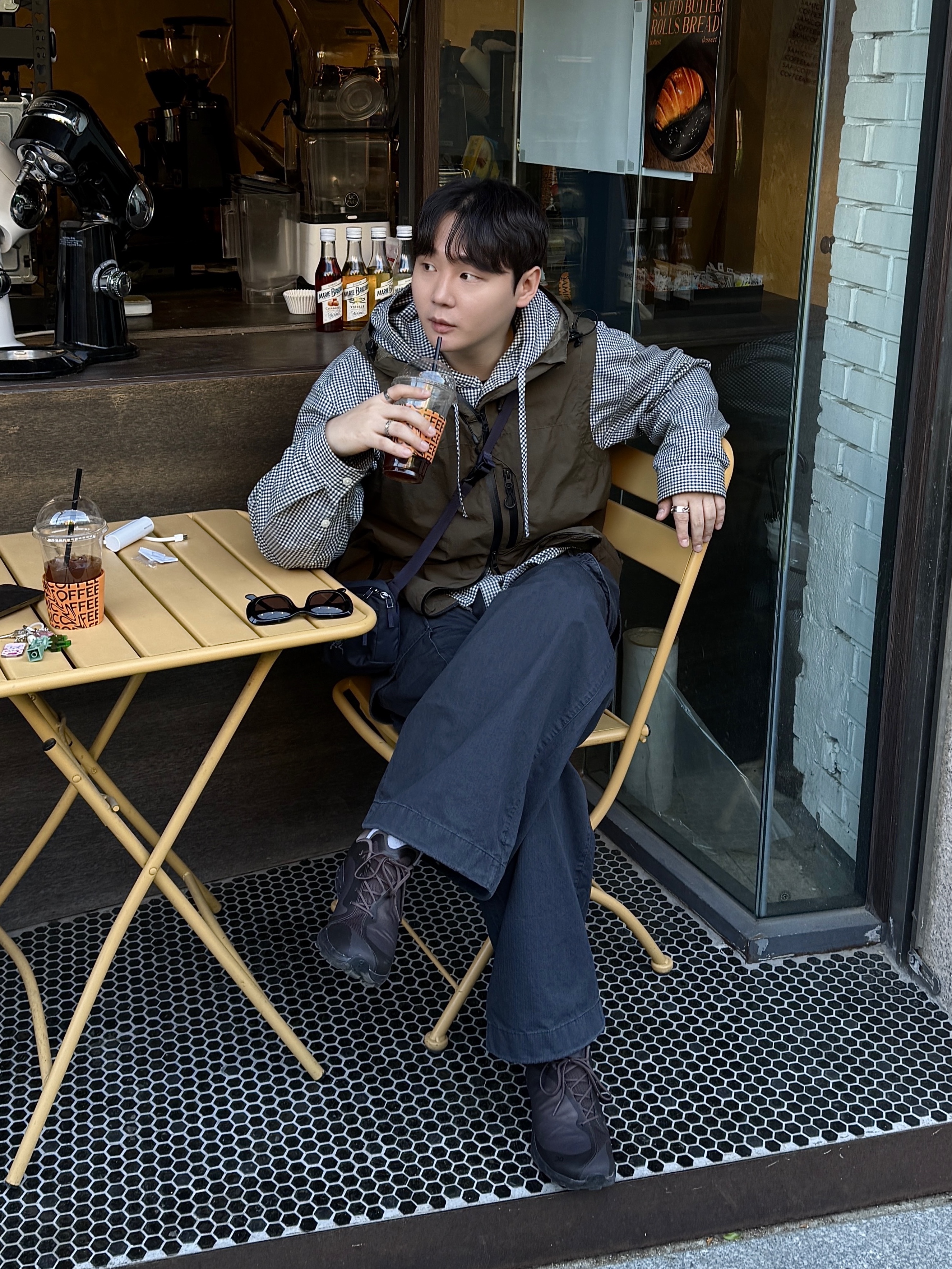 (W) On Running x Post Archive Faction (Paf) Cloudventure Peak Cacao Espresso, Arc'teryx Mantis 1 Waistpack Black Sapphire 착용 스타일 - 1