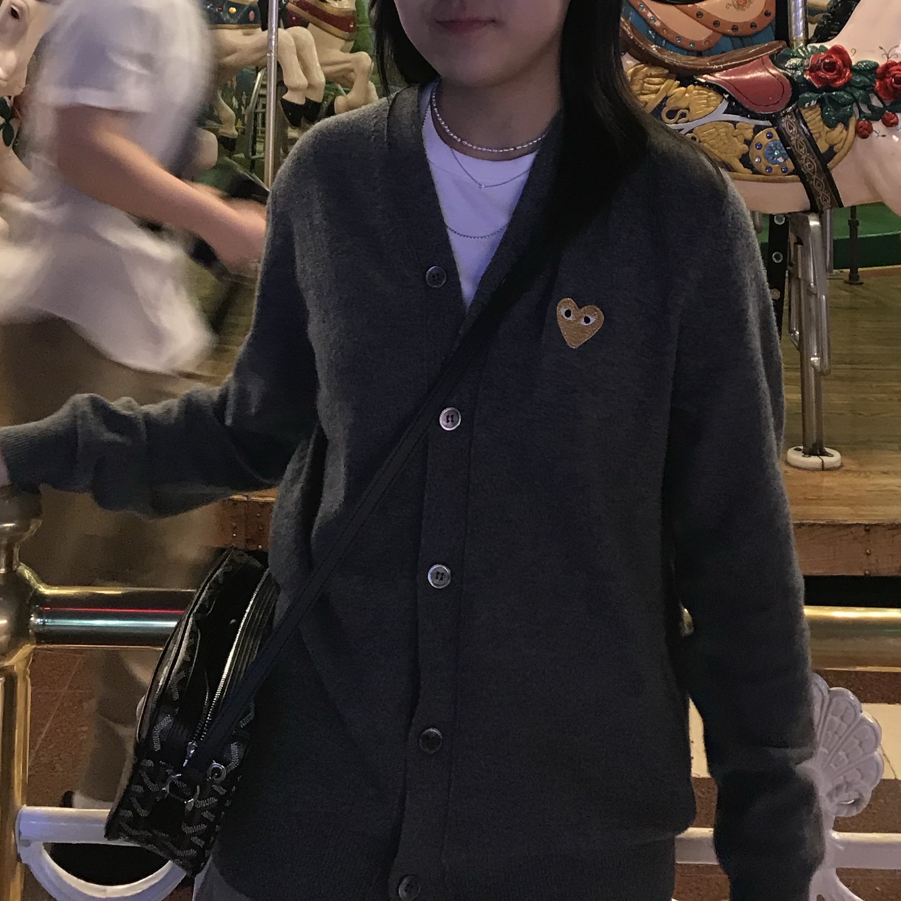 (W) Play Comme des Garcons Gold Heart Knit Cardigan Mid Grey 착용 스타일