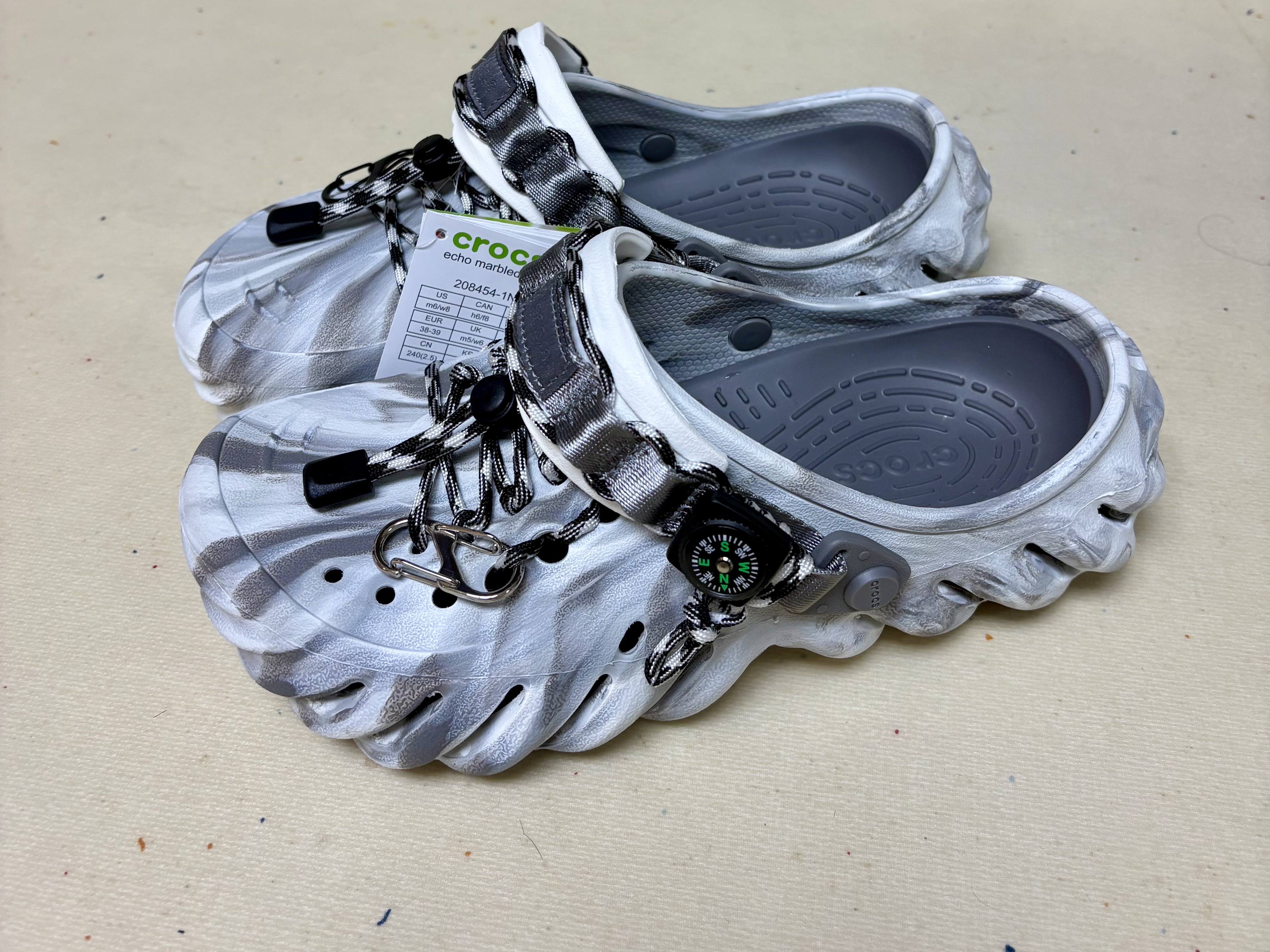 Crocs Echo Marbled Clog Moonlight Multi 착용 스타일 - 1