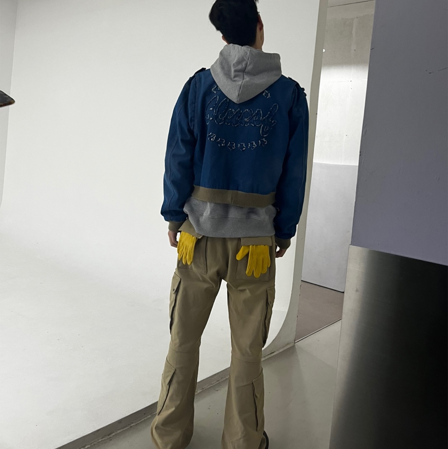 Blue Sunflower Semi Wide Cargo Pants Beige 착용 스타일 - 2