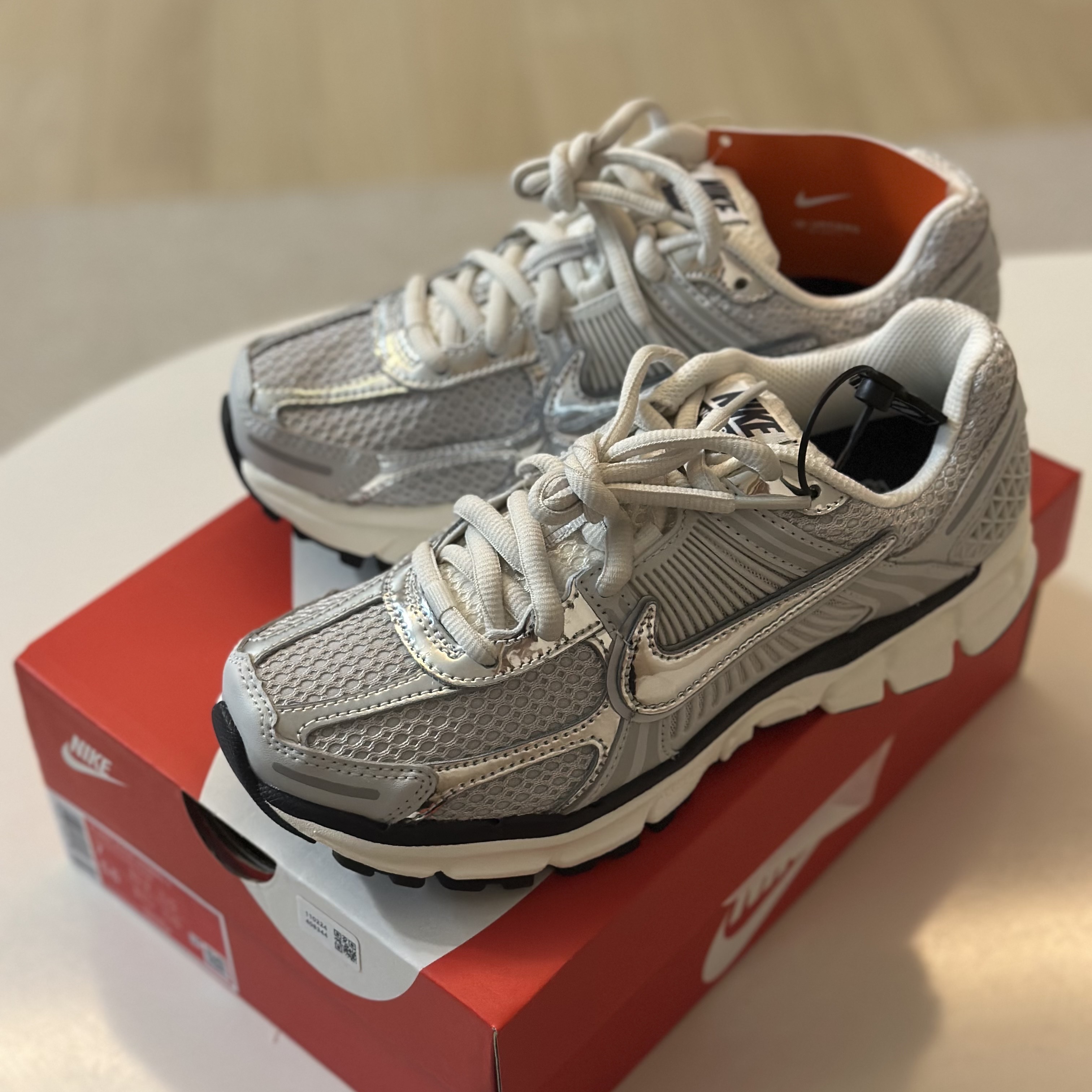 (W) Nike Zoom Vomero 5 Photon Dust and Metallic Silver 착용 스타일 - 3