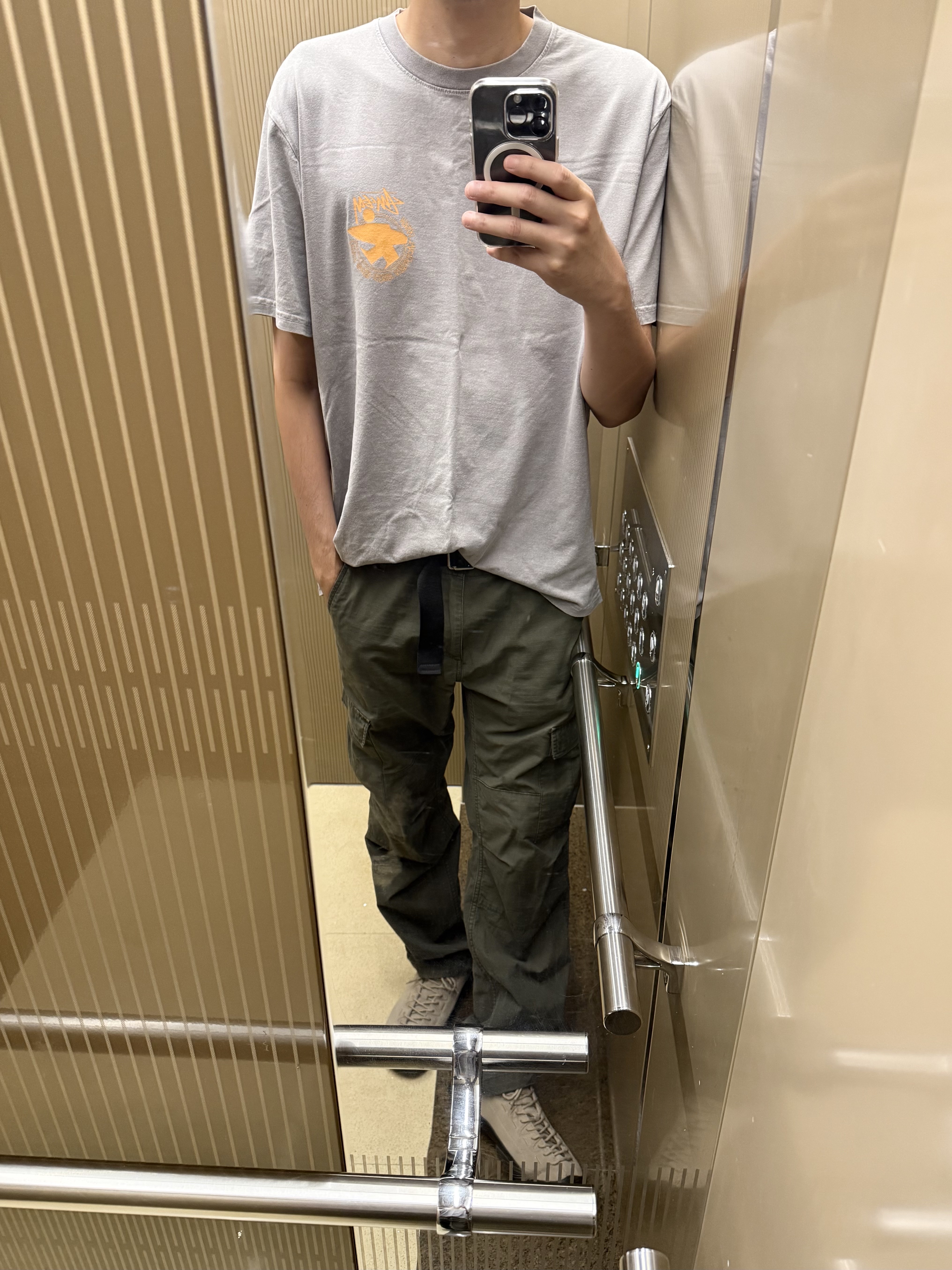 Keen Jasper Suede Sneakers Silver Mink, Stussy Beach Roots T-Shirt Grey 착용 스타일