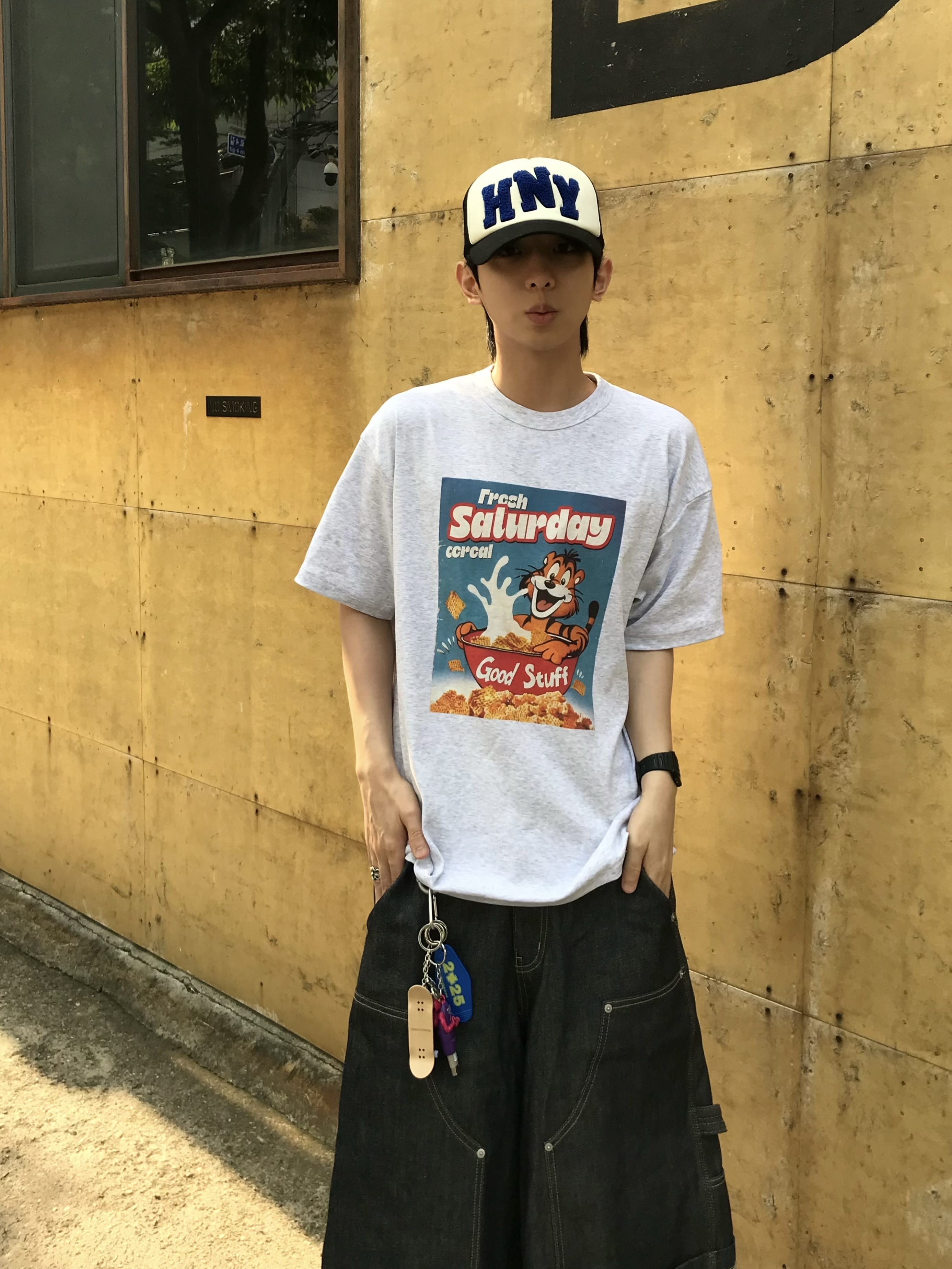 Honey Scoop House HNY Logo Trucker Cap Black, STU Cereal T-shirt Melange Grey 착용 스타일 - 6