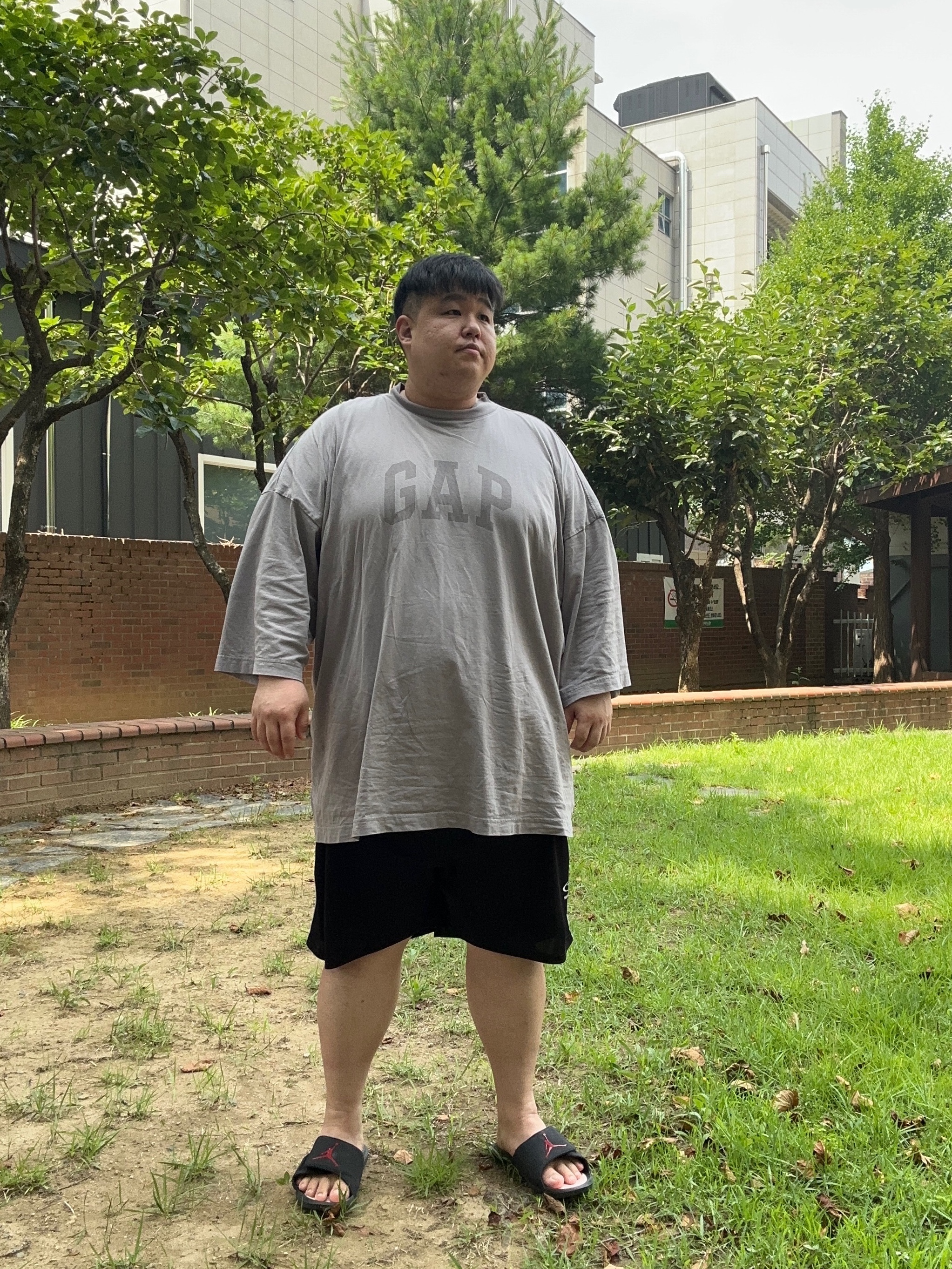 Yeezy Gap Engineered By Balenciaga Dove 3/4 Sleeve T-Shirt Grey 착용 스타일