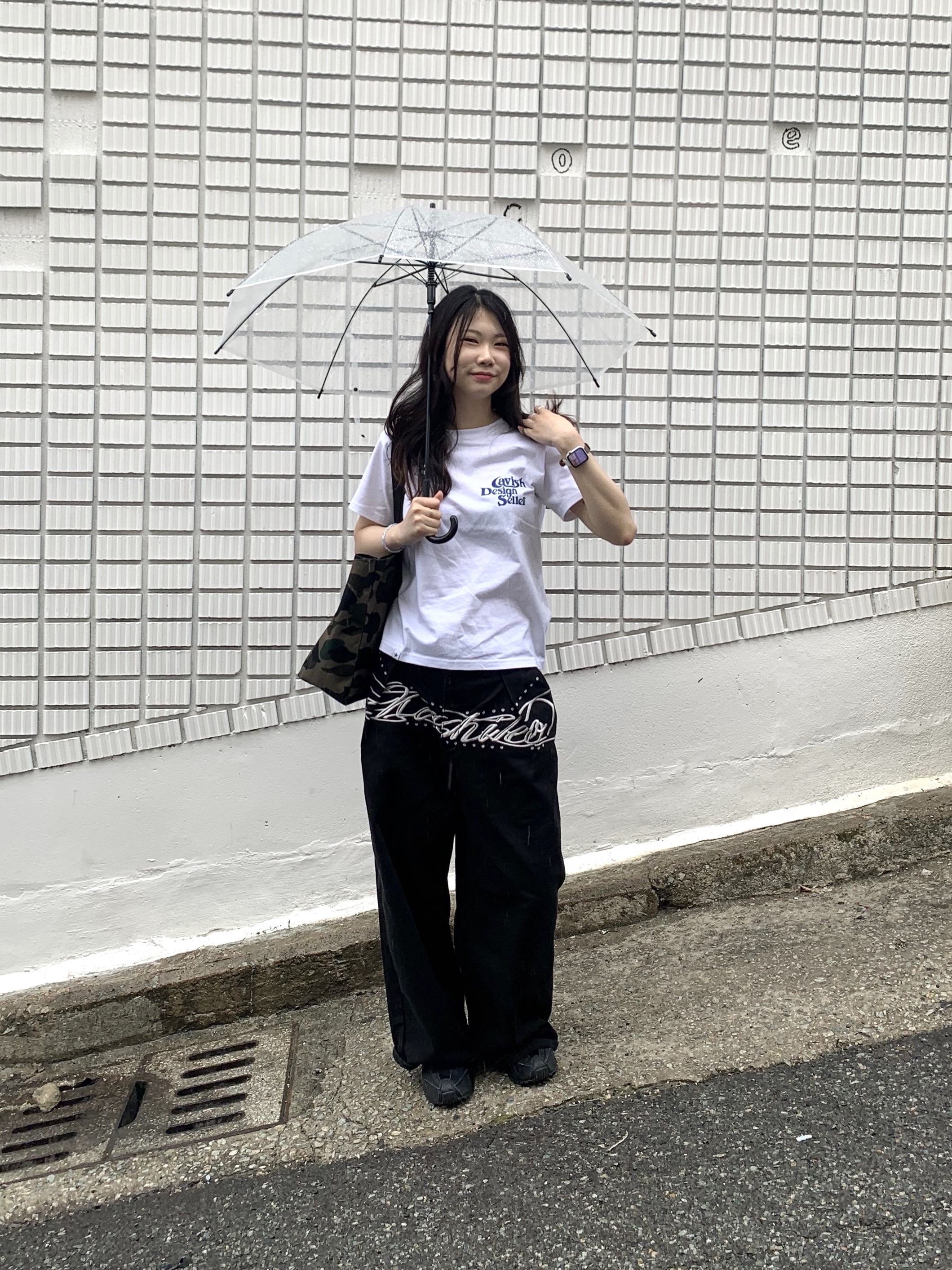 (W) Nike Shox R4 Black, CAVISH Seller Logo SS Tee White 착용 스타일