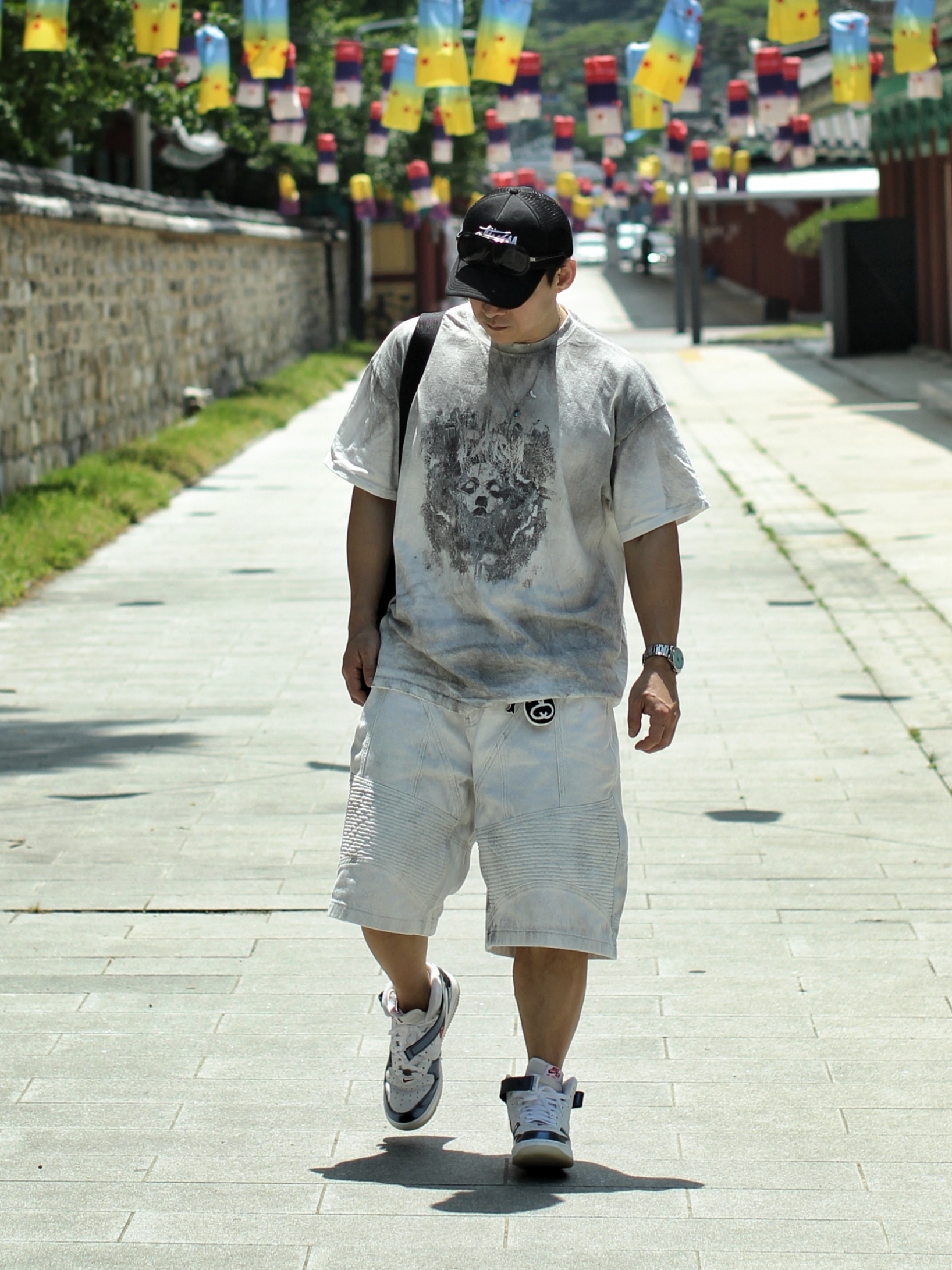 Nike Air Force 1 Mid QS University Red and Midnight Navy, ROARINGRAD Racing Bermuda Denim Pants Dirty White 착용 스타일 - 1