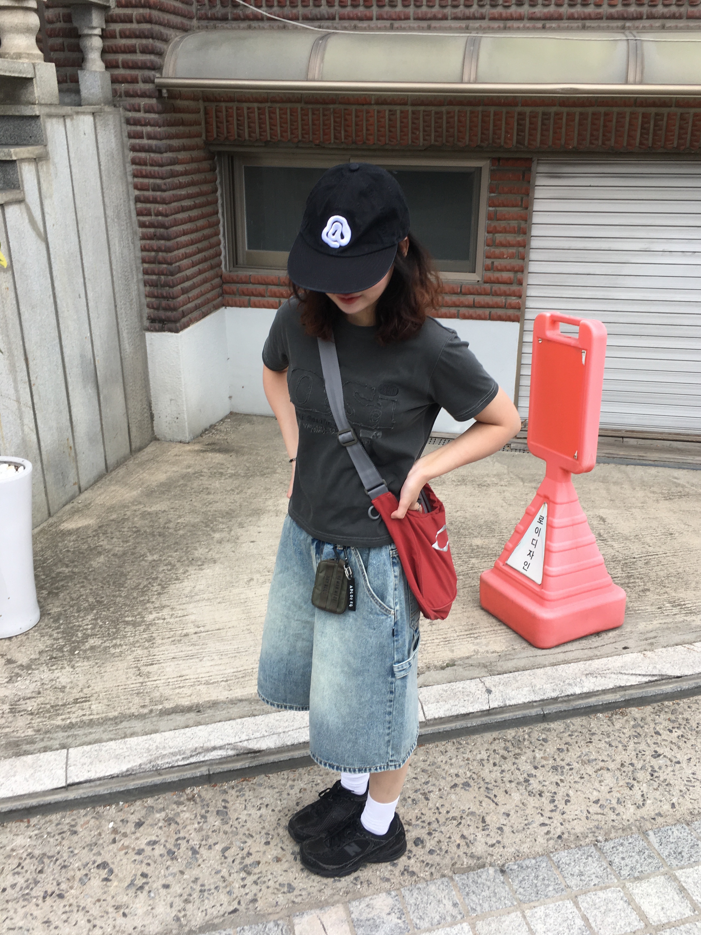 Mischief Rhombus Light Weight Cross Bag Brick Red - The Hyundai Seoul Exclusive, New Balance 509 Black Castle Grey 착용 스타일 - 4