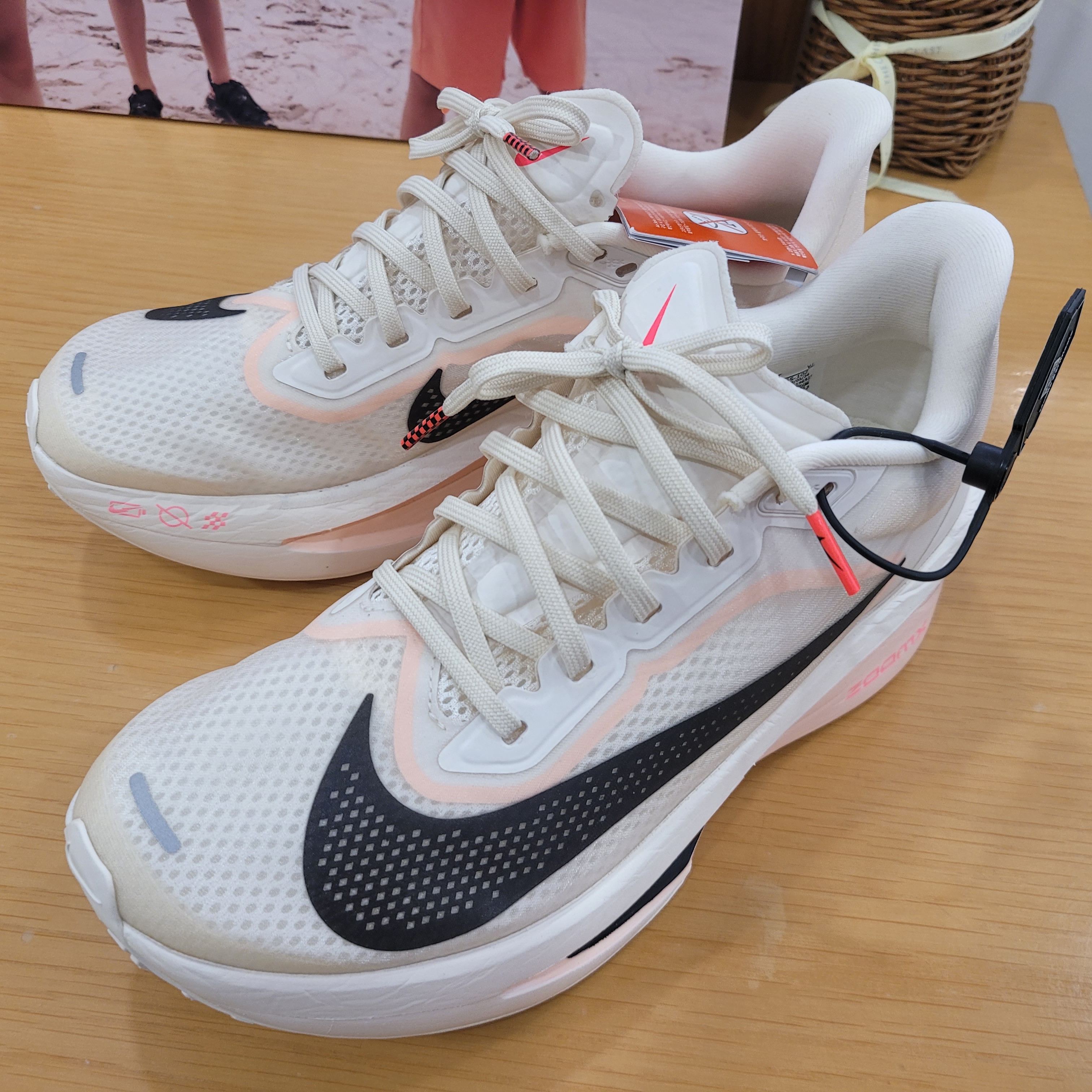 (W) Nike Zoom Fly 6 Pale Ivory Crimson Tint 착용 스타일 - 2