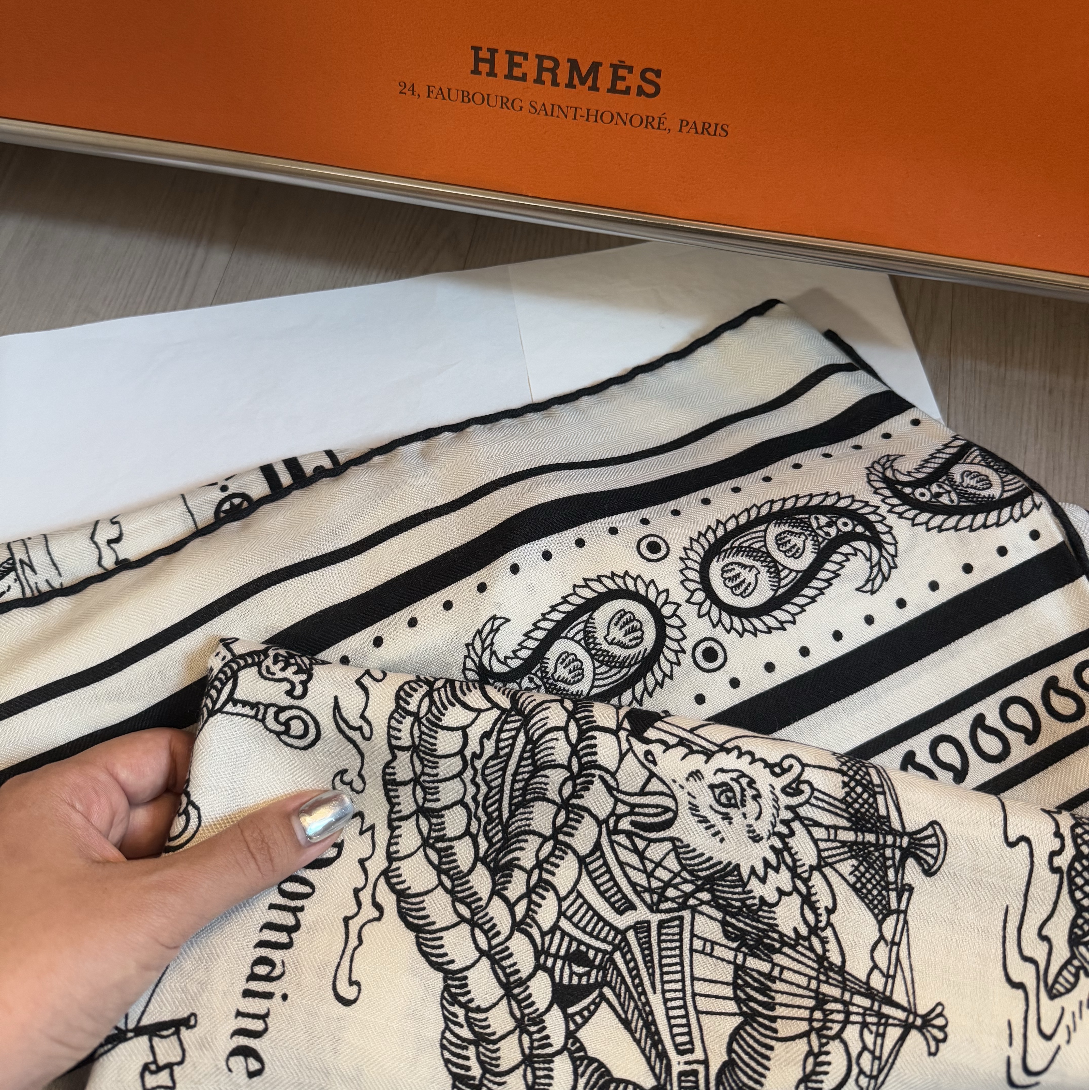 (W) Hermes Tatouages Marins Bandana Shawl 140 Blanc Noir 착용 스타일
