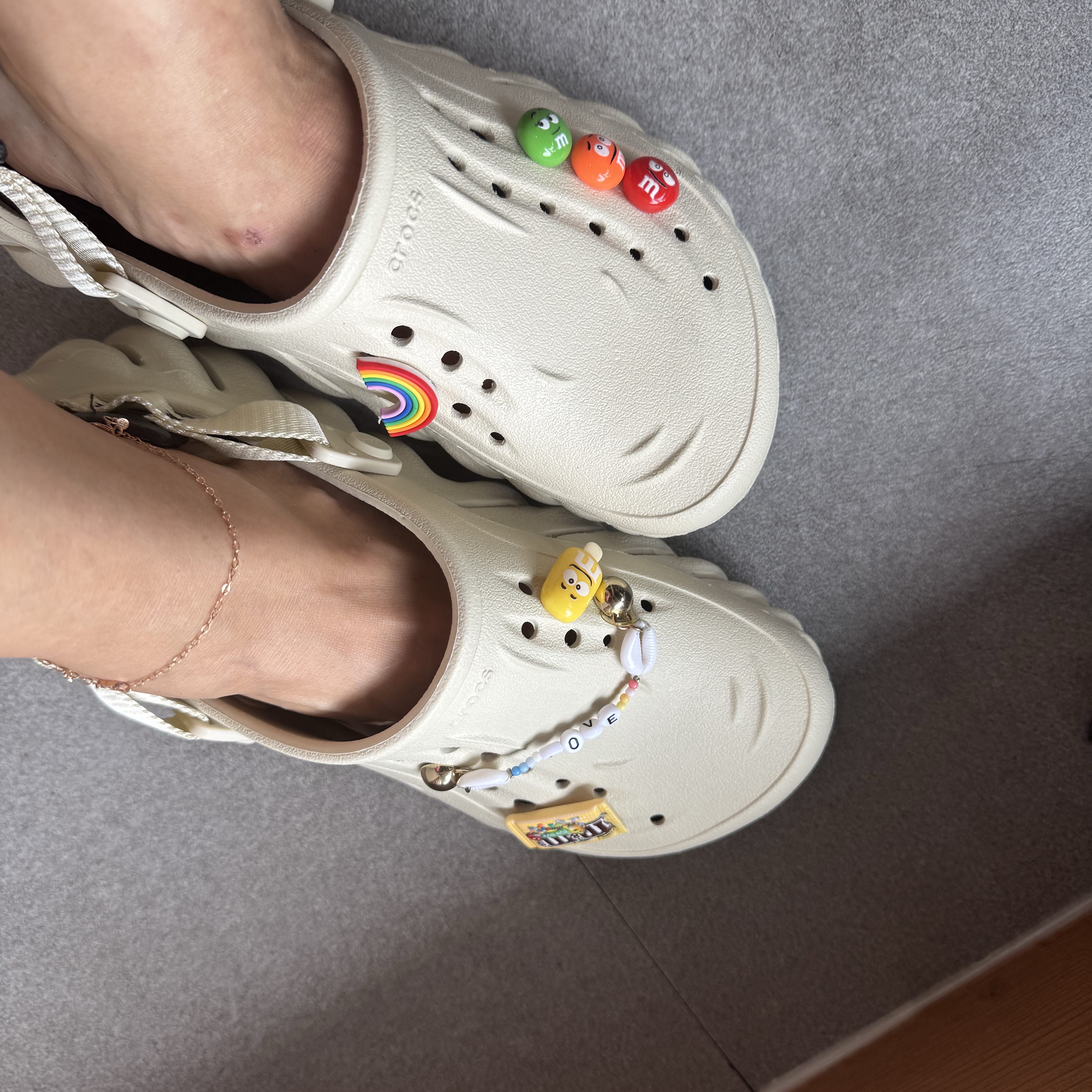 Crocs Echo Clog Bone Black 착용 스타일
