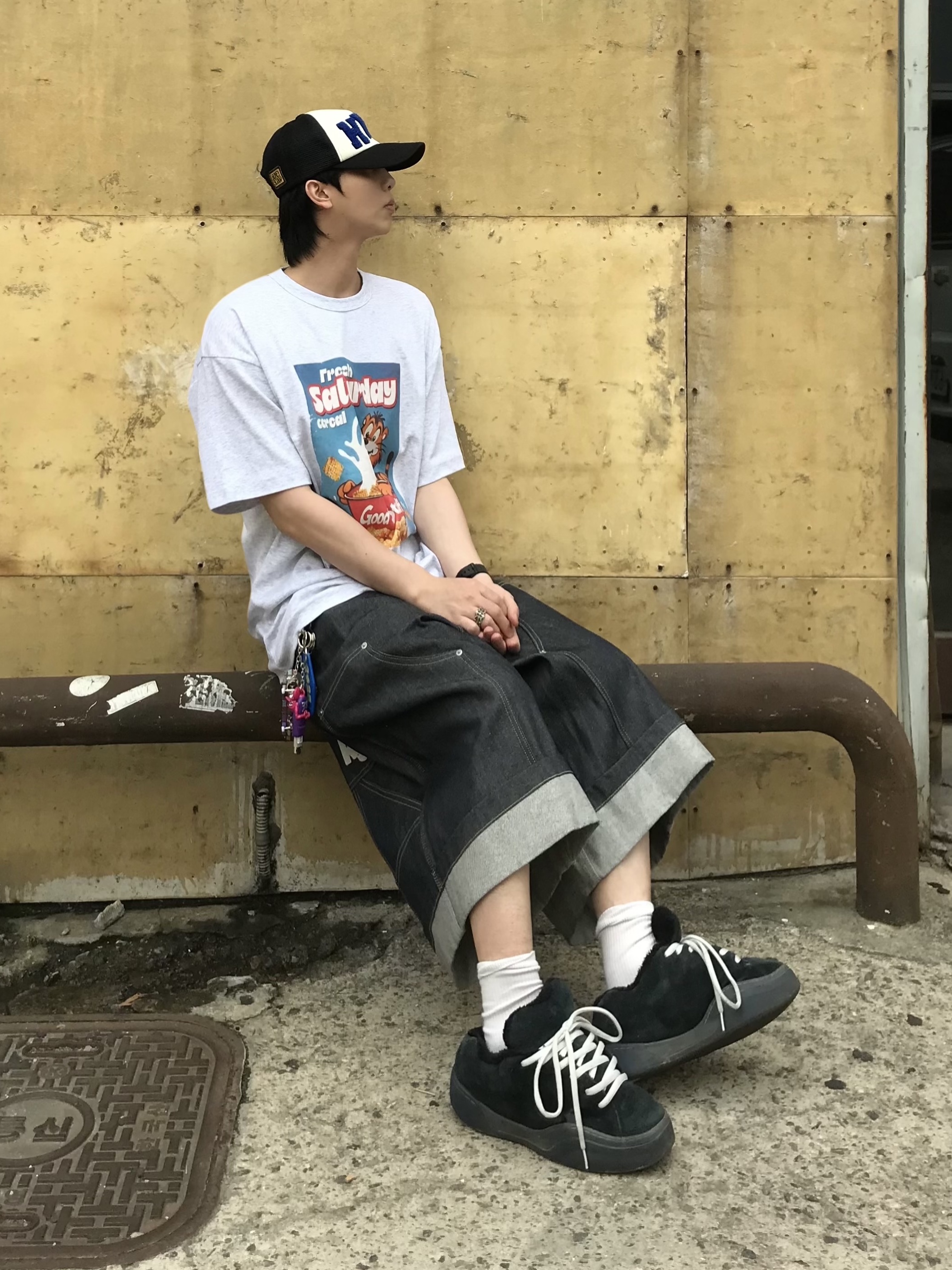 Honey Scoop House HNY Logo Trucker Cap Black, STU Cereal T-shirt Melange Grey 착용 스타일 - 3