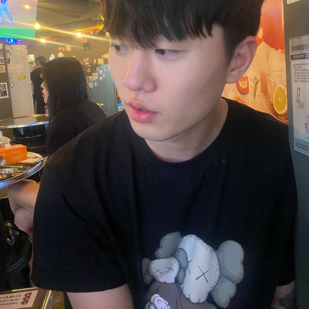 Uniqlo UT x Kaws Short Sleeve Graphic T-Shirt Black 착용 스타일