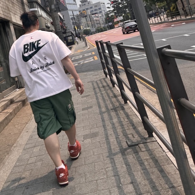 Jordan 4 x Nigel Sylvester Retro OG SP Brick by Brick, Jordan x Nigel Sylvester T-Shirt White (HQ1736-100) 착용 스타일 - 1
